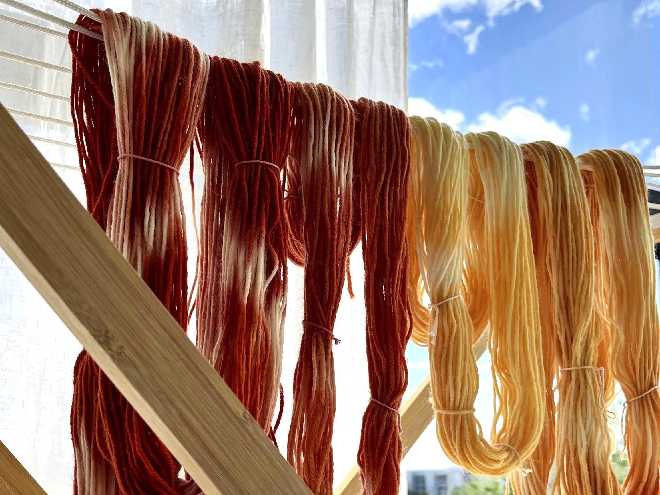 Uniikit villalangat sienillä värjäten – näin loihdit verihelttaseitikillä upeita punaisen ja oranssin sävyjä