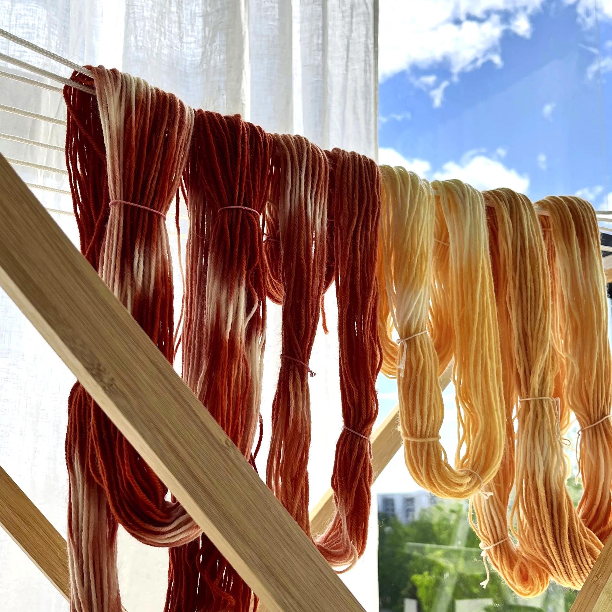 Uniikit villalangat sienillä värjäten – näin loihdit verihelttaseitikillä upeita punaisen ja oranssin sävyjä