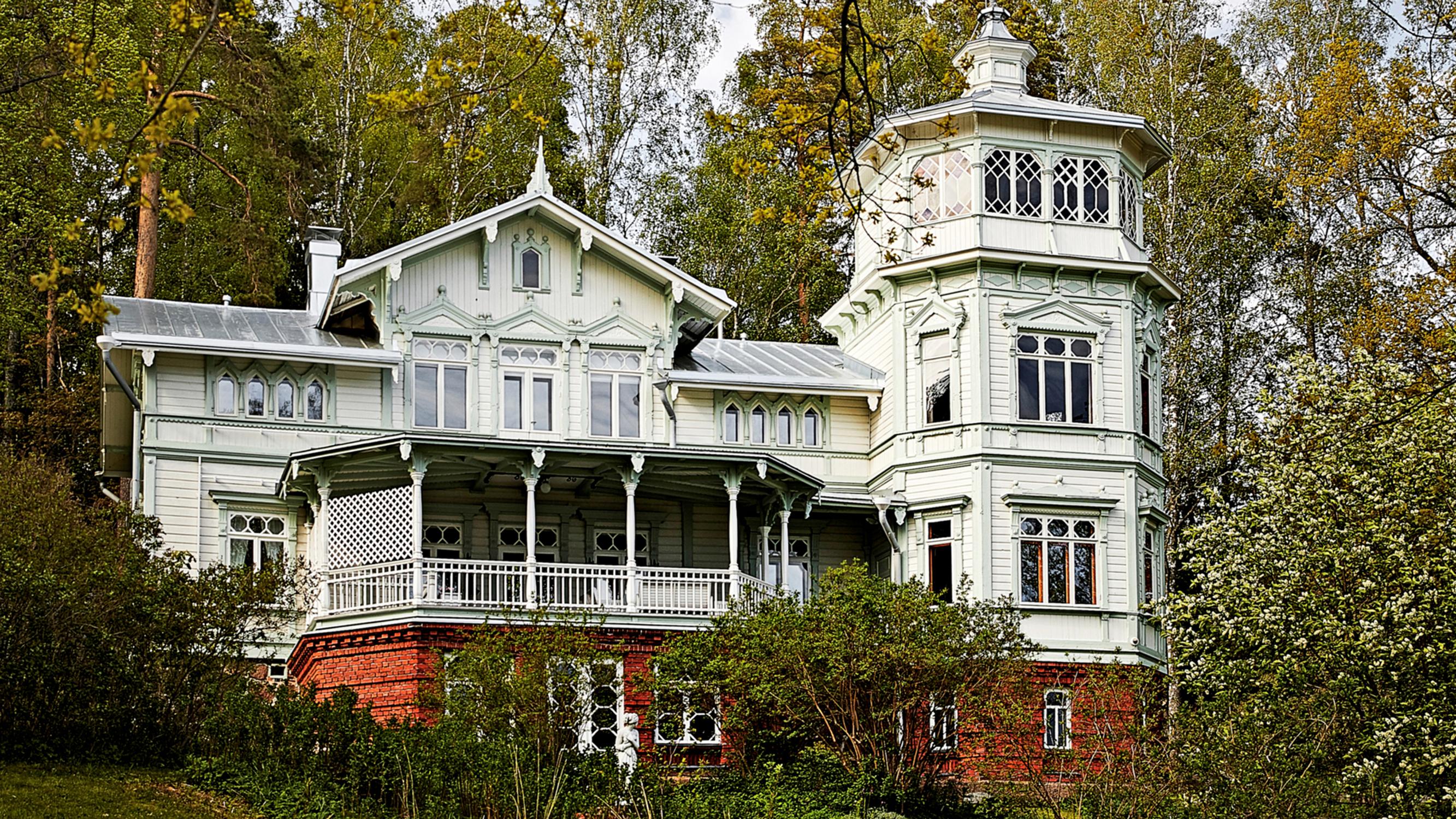 Minna vaalii ja kunnostaa 170-vuotiasta pitsihuvilaa Porvoossa – ”Remontti on ollut tutkimusmatka taloon, josta löytyy päivittäin jotain yllättävää”