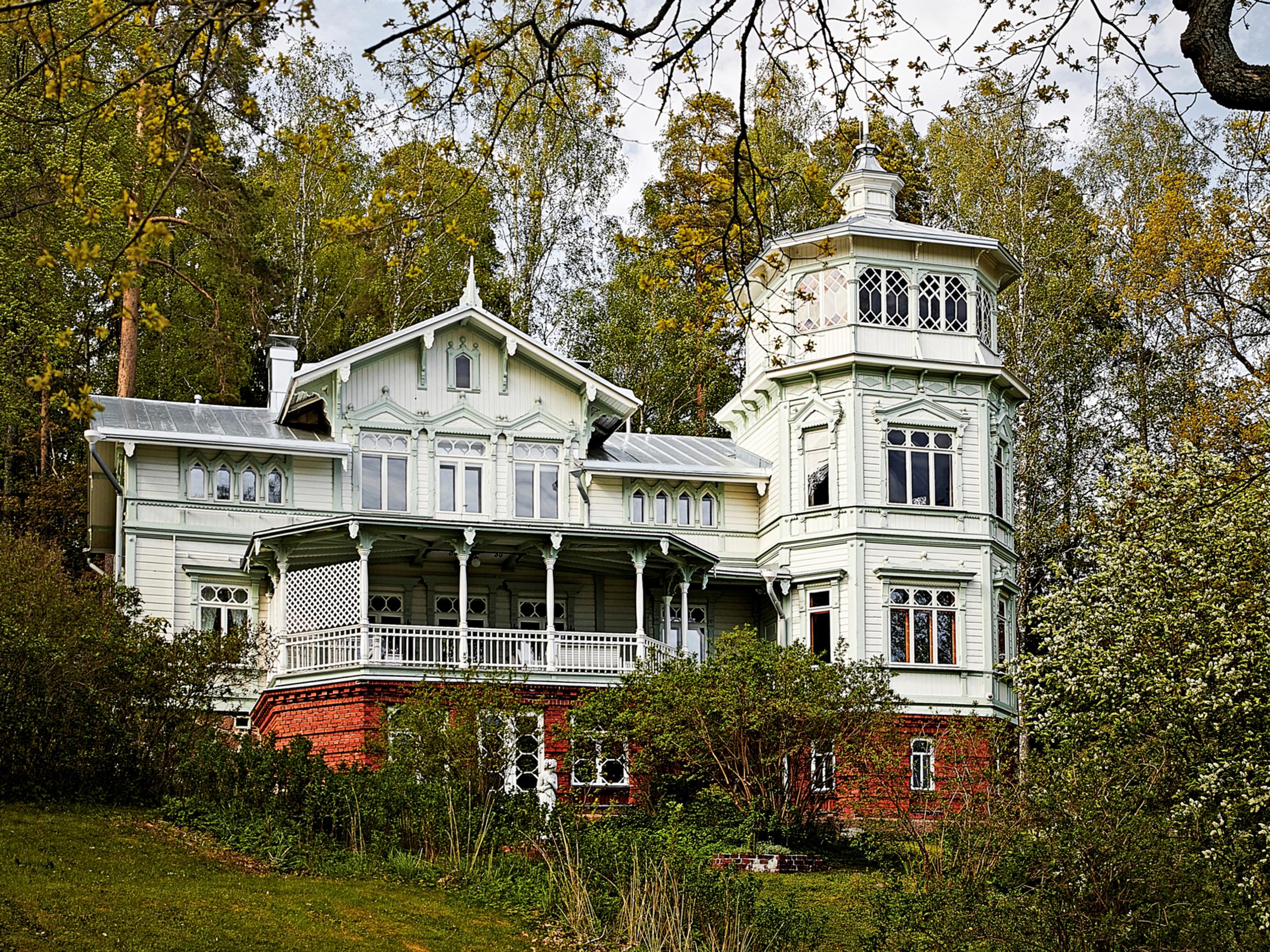 Minna vaalii ja kunnostaa 170-vuotiasta pitsihuvilaa Porvoossa – ”Remontti on ollut tutkimusmatka taloon, josta löytyy päivittäin jotain yllättävää”