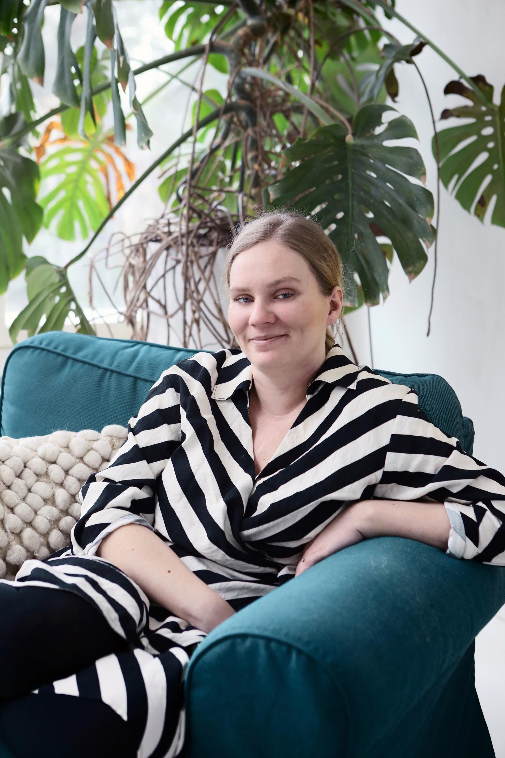 Heini Arminen istuu nojatuolissa