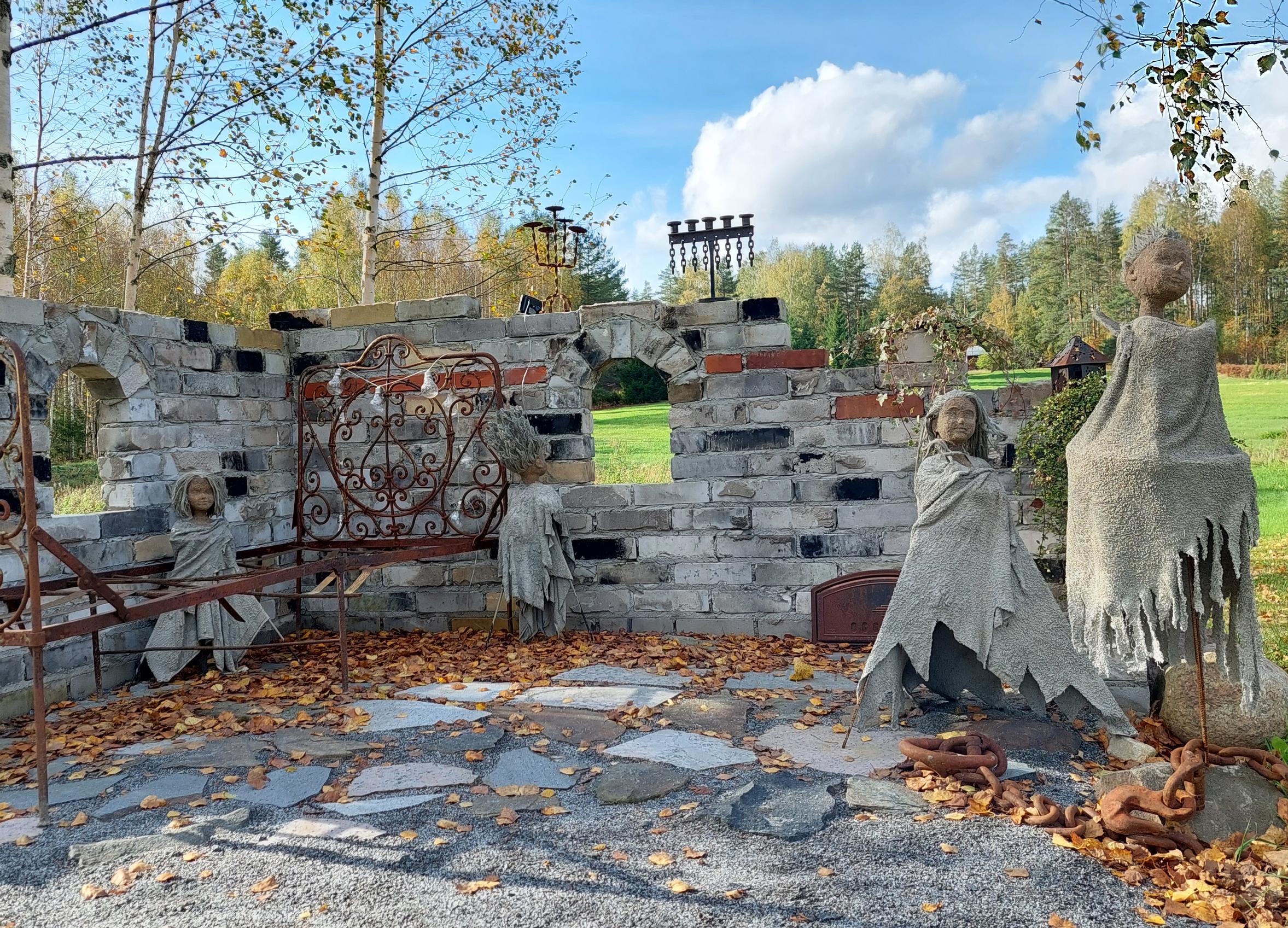 Rauniopuutarha valoisan aikaan.