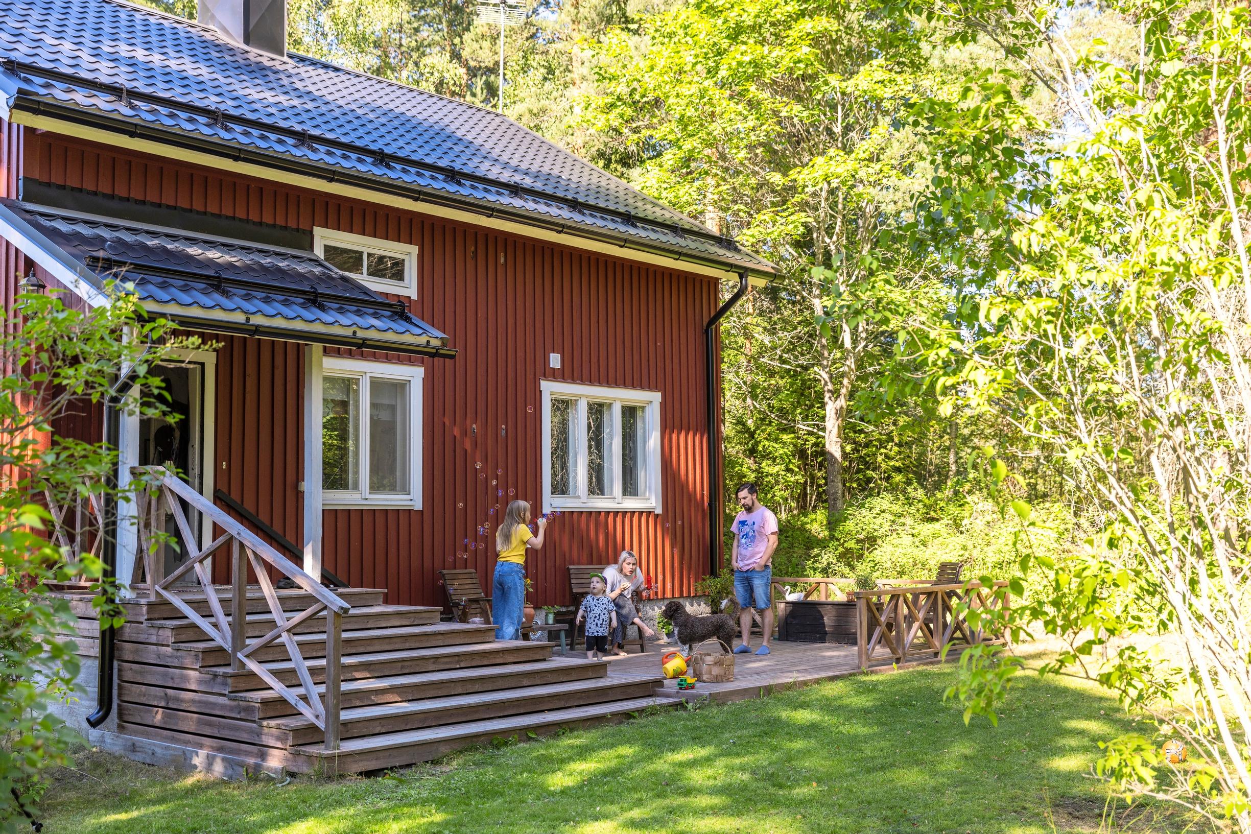 Essi Hellén ja Mikko Virtanen perheineen terassilla