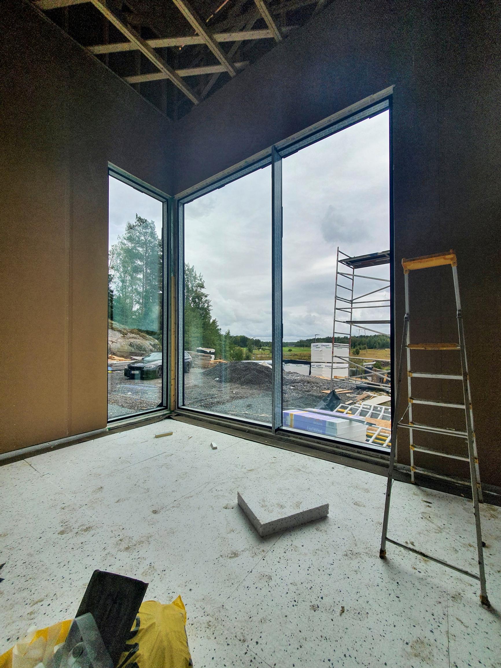 Suuret ikkunat rakentamisvaiheessa