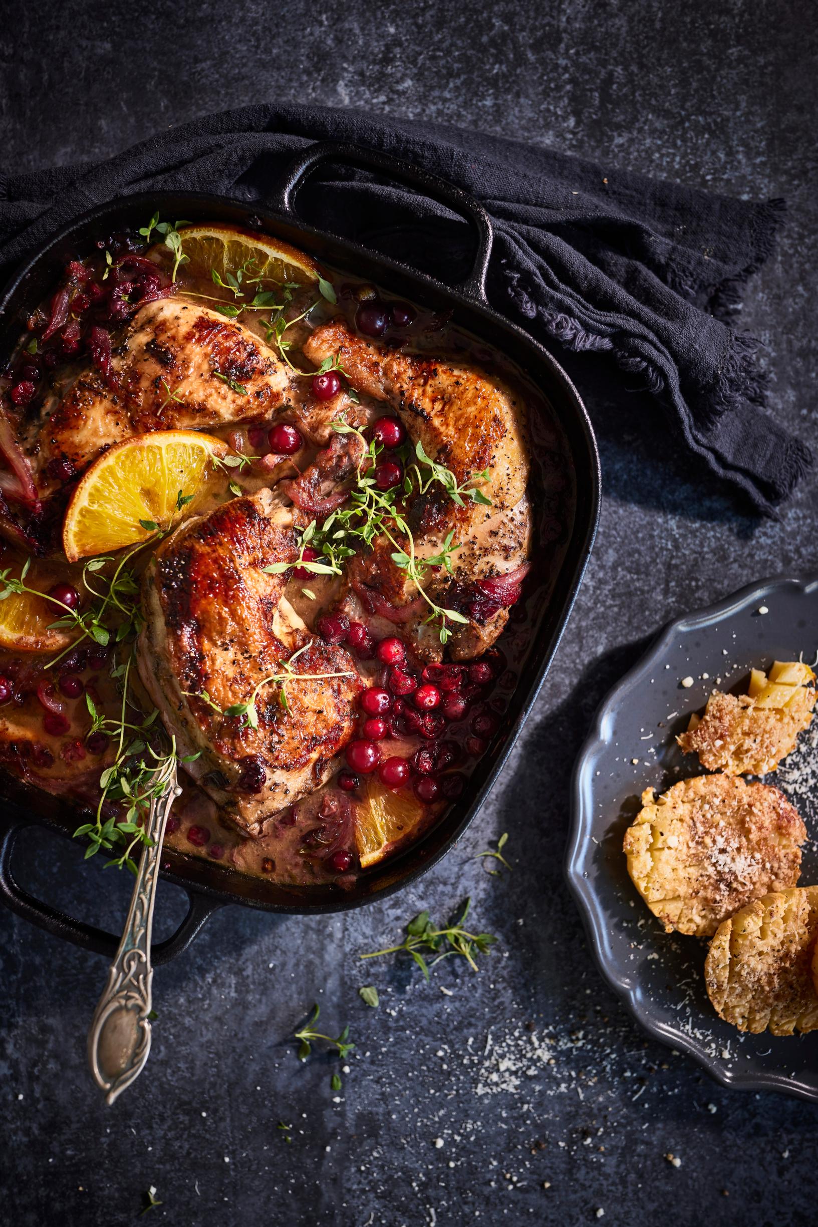 Karpalokana hautuu mureaksi uunissa! Kirpeä karpalo on yllättävä, mutta toimiva makupari kanalle