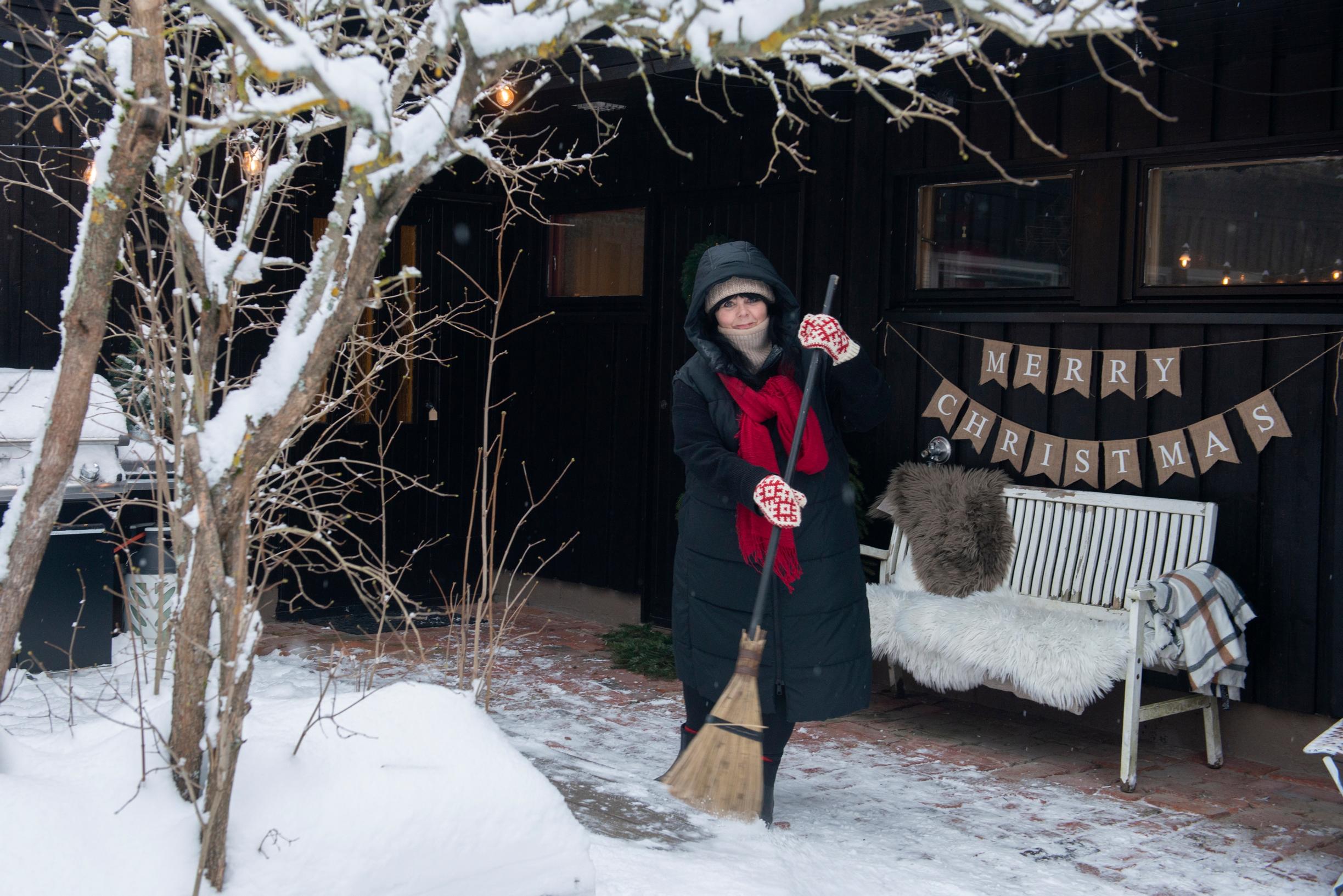Pia Sundholm lakaisee lunta