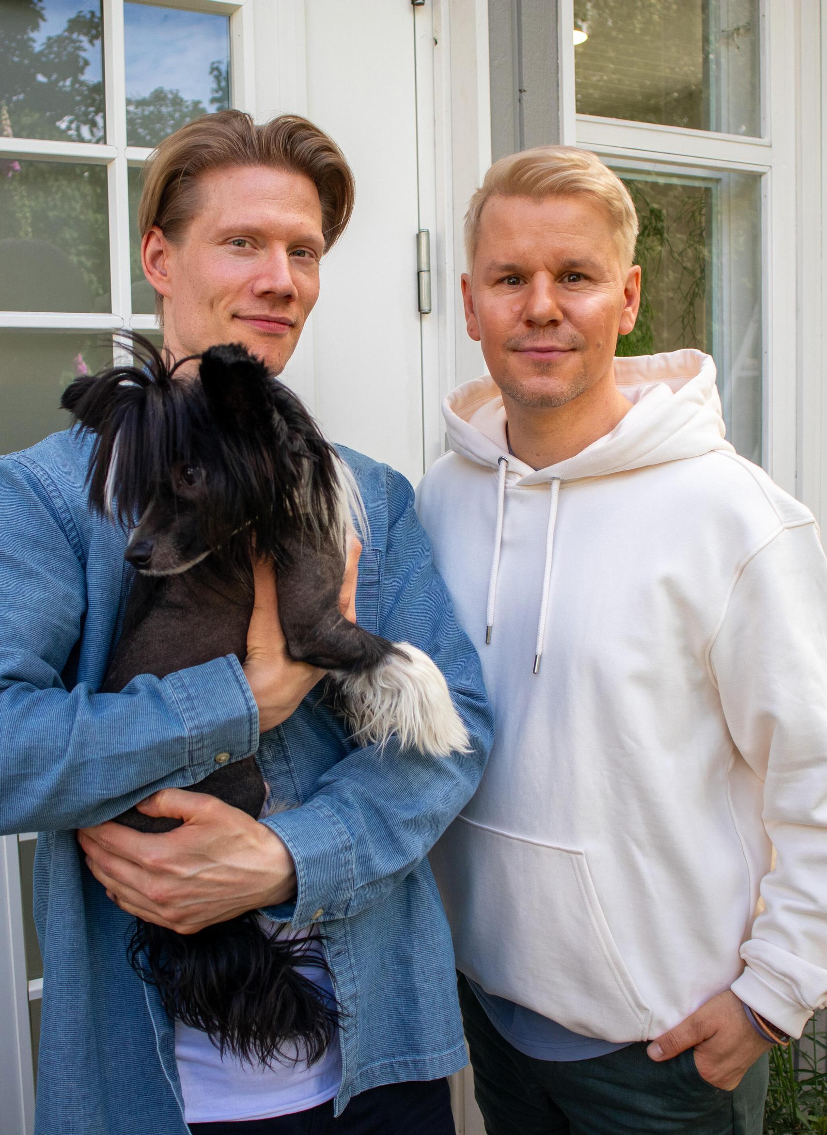 Suomen kaunein koti 2023 -ohjelman voittajat Mika Tuomolin ja Jari Saarelainen