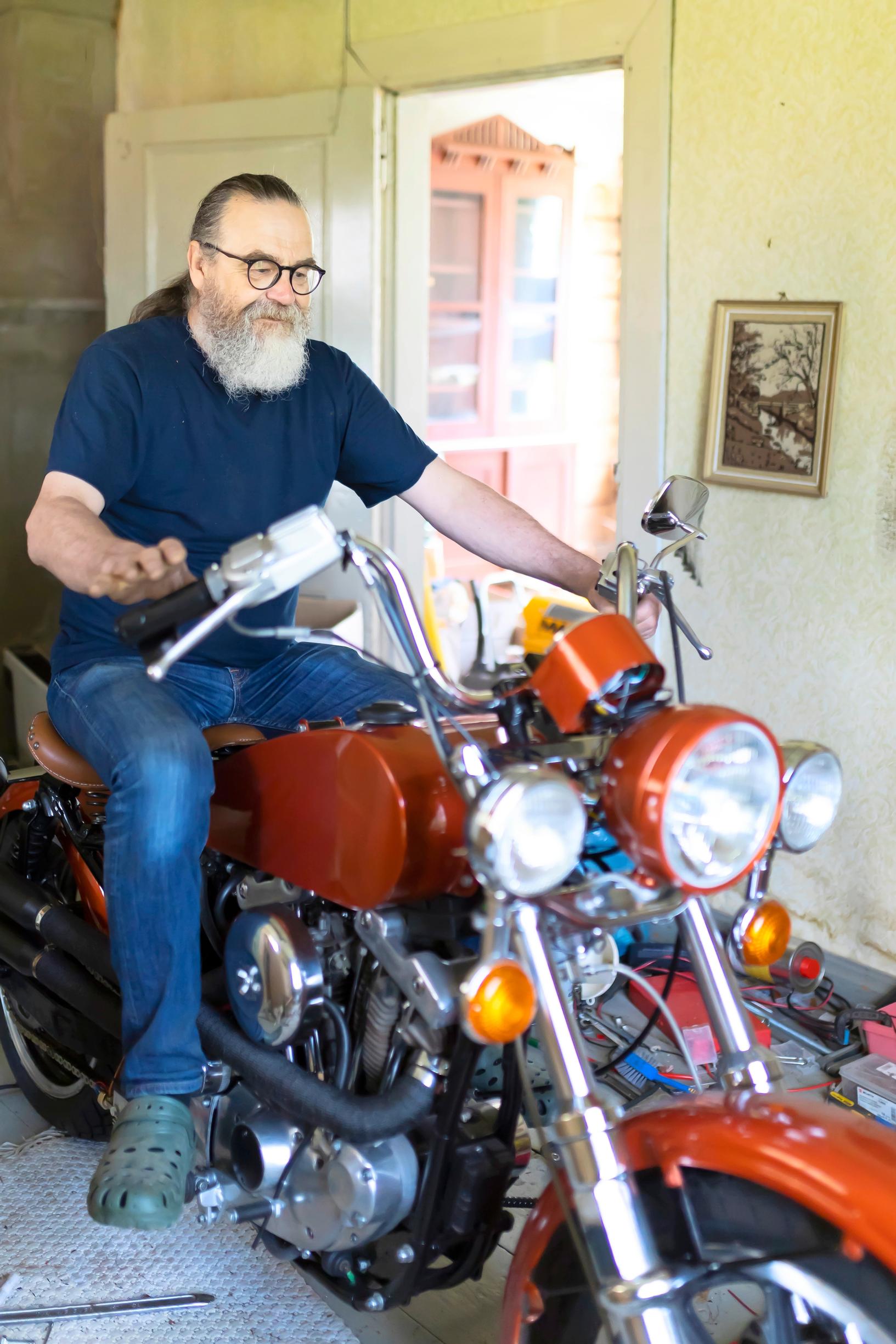 Juha moottoripyörän selässä