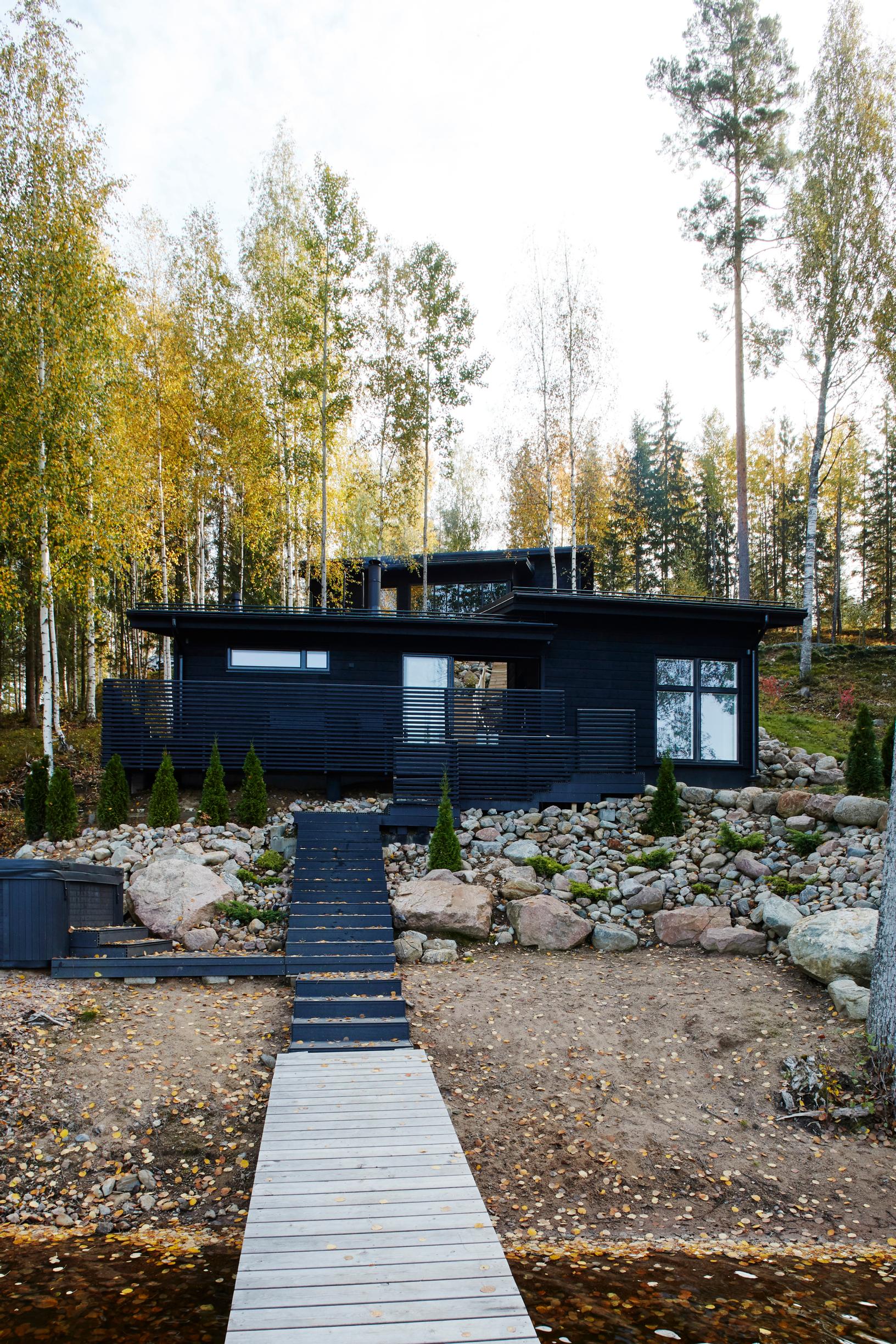 Mökki rannalta katsottuna