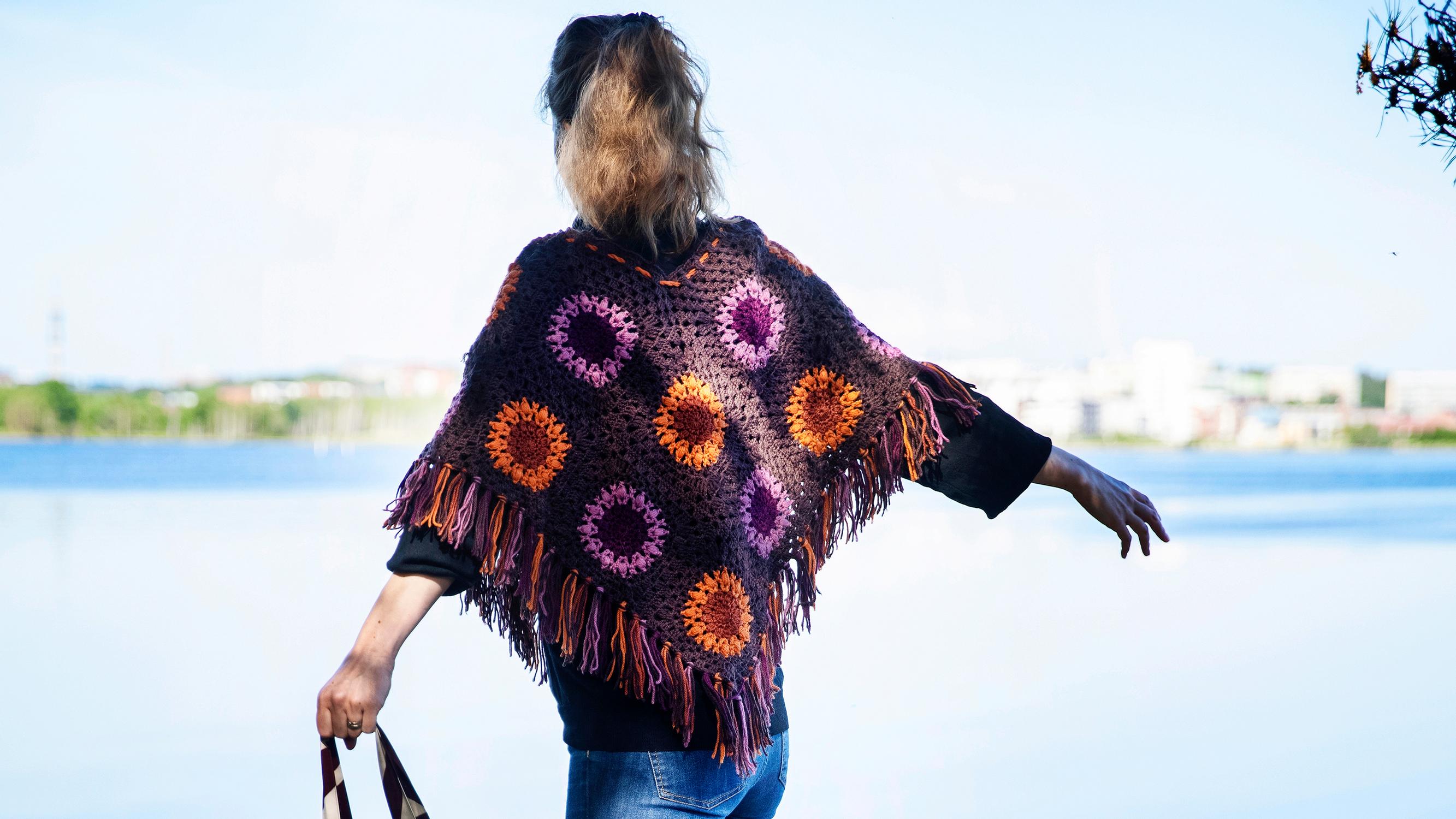 Mummonruutuja modernilla twistillä! Värikäs poncho lämmittää ja on ilo silmälle – katso ohje ja virkkaa nostalginen vaate isoäidinneliöistä