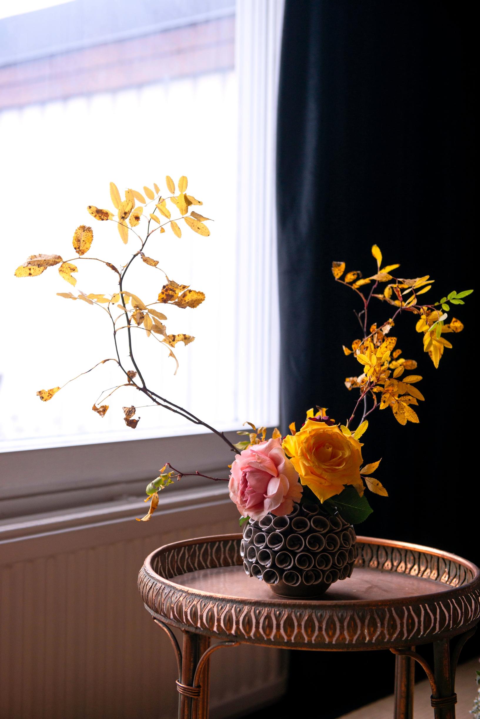 Keltasävyinen ikebana-asetelma