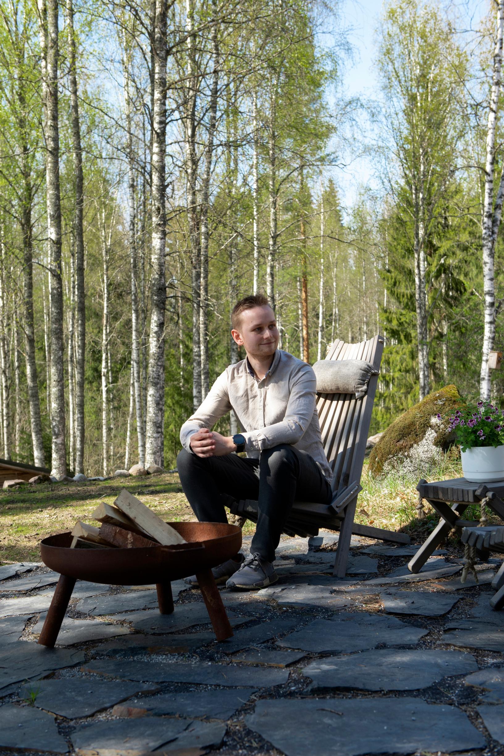 Ulkotulisija ja Valtteri kivetyllä patiolla
