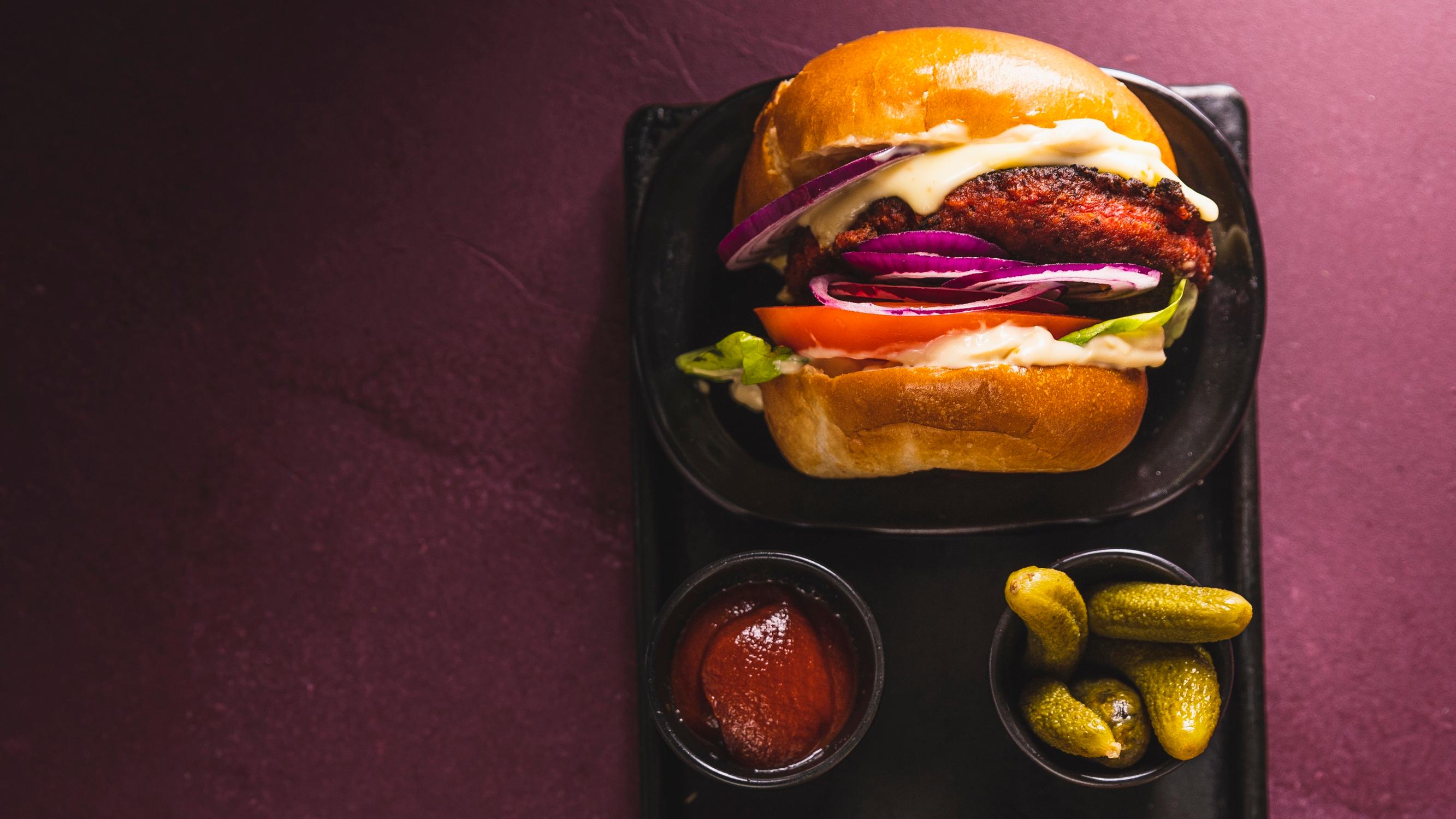 Rosolliburgerit – pyöräytä joulusalaatin jämistä mehevät pihvit ja kasaa burgerit Amerikan malliin