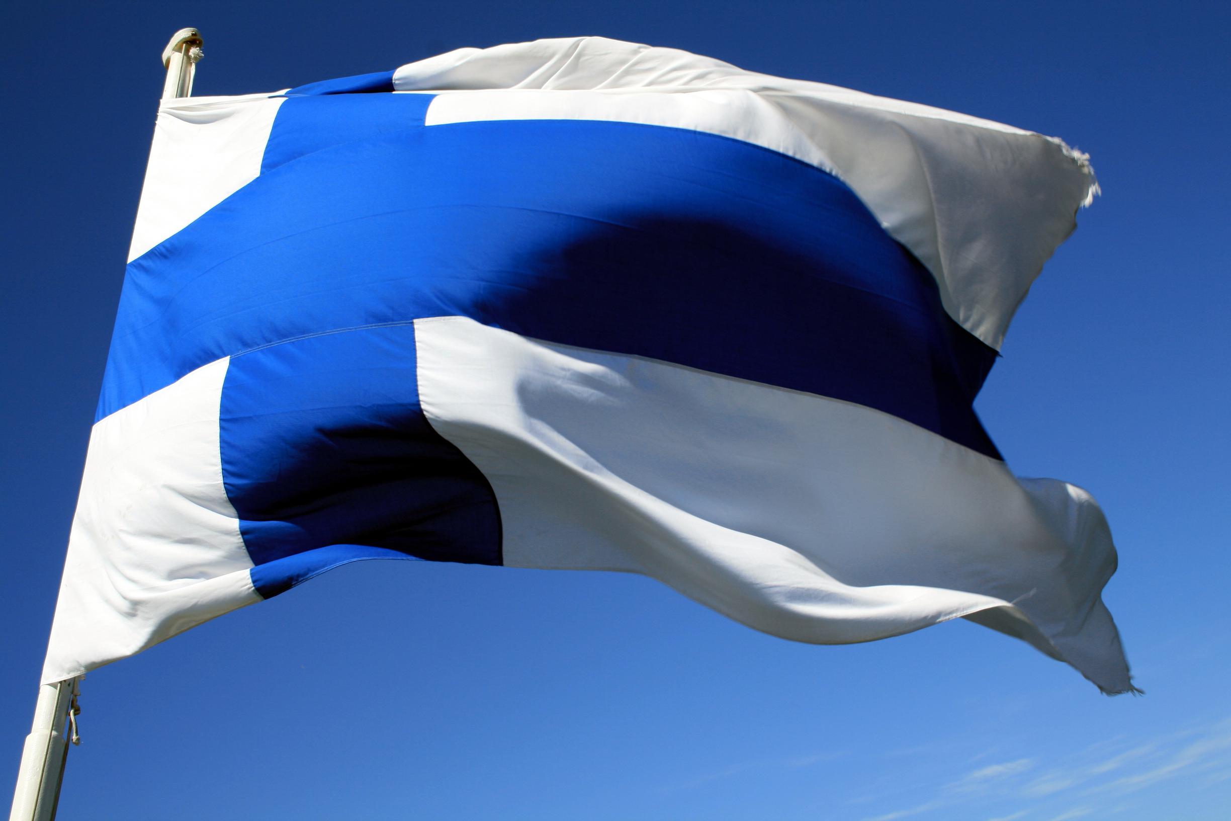 Suomen lippu lipputangossa