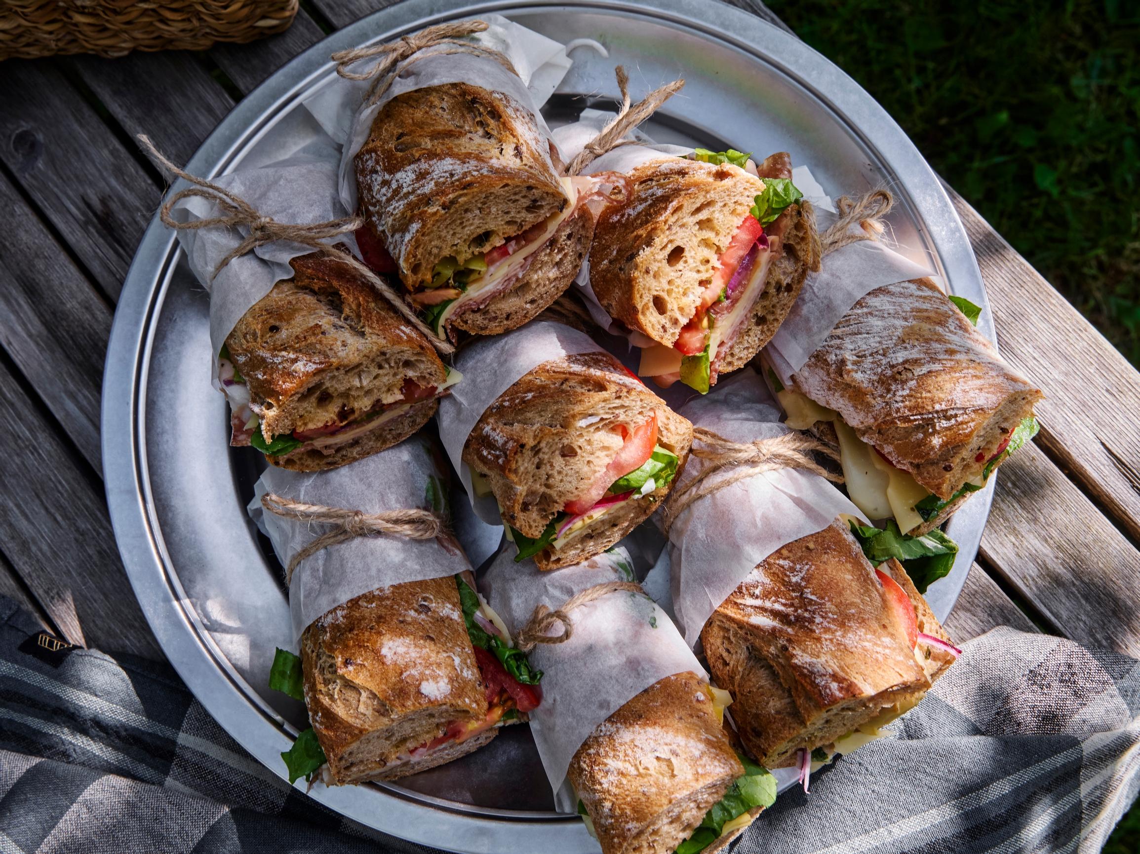 Talkoopatongit – täytetyt leivät, jotka saavat ihmiset jonottamaan pihatalkoisiisi