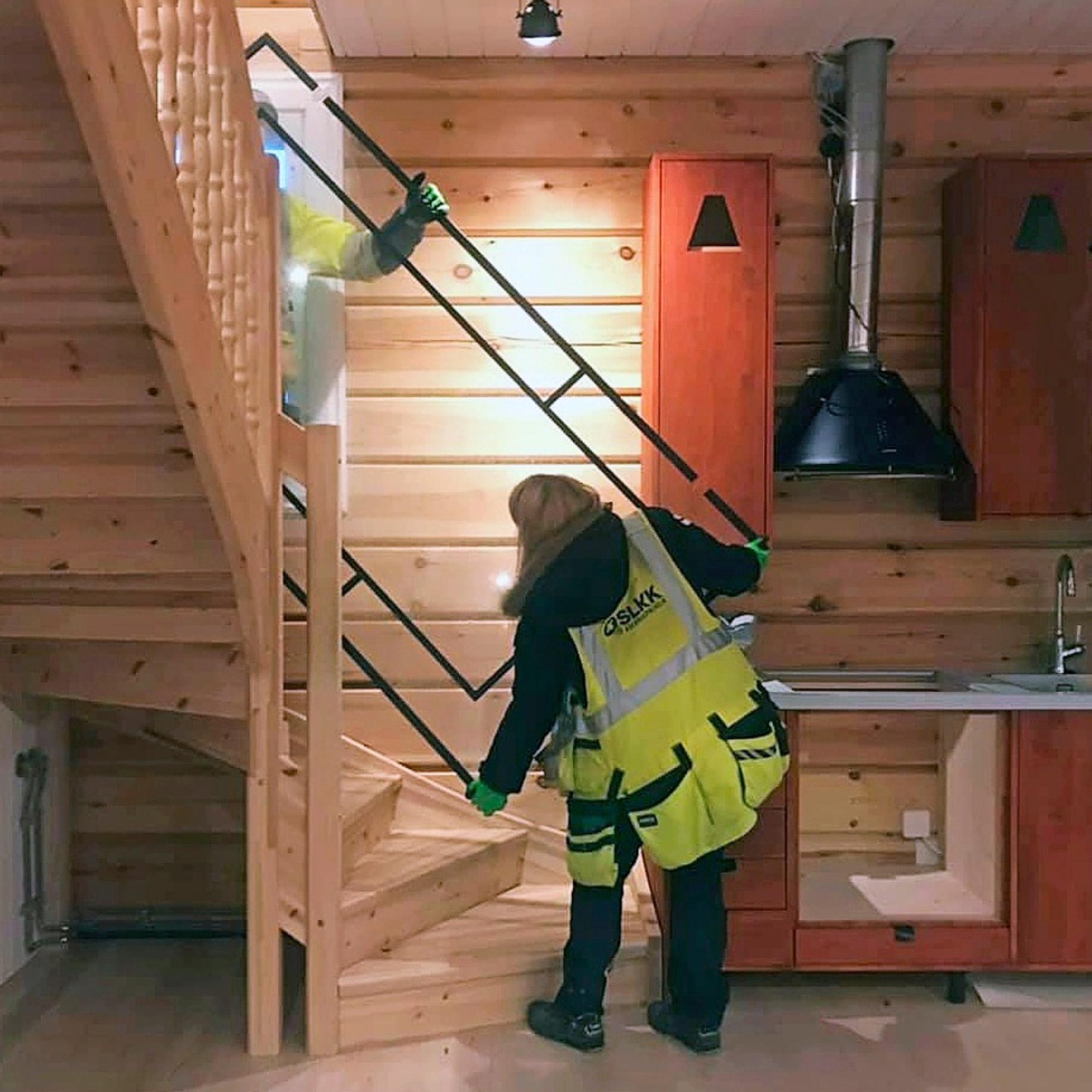 Saunan lasiovea kuljetetaan portaikossa