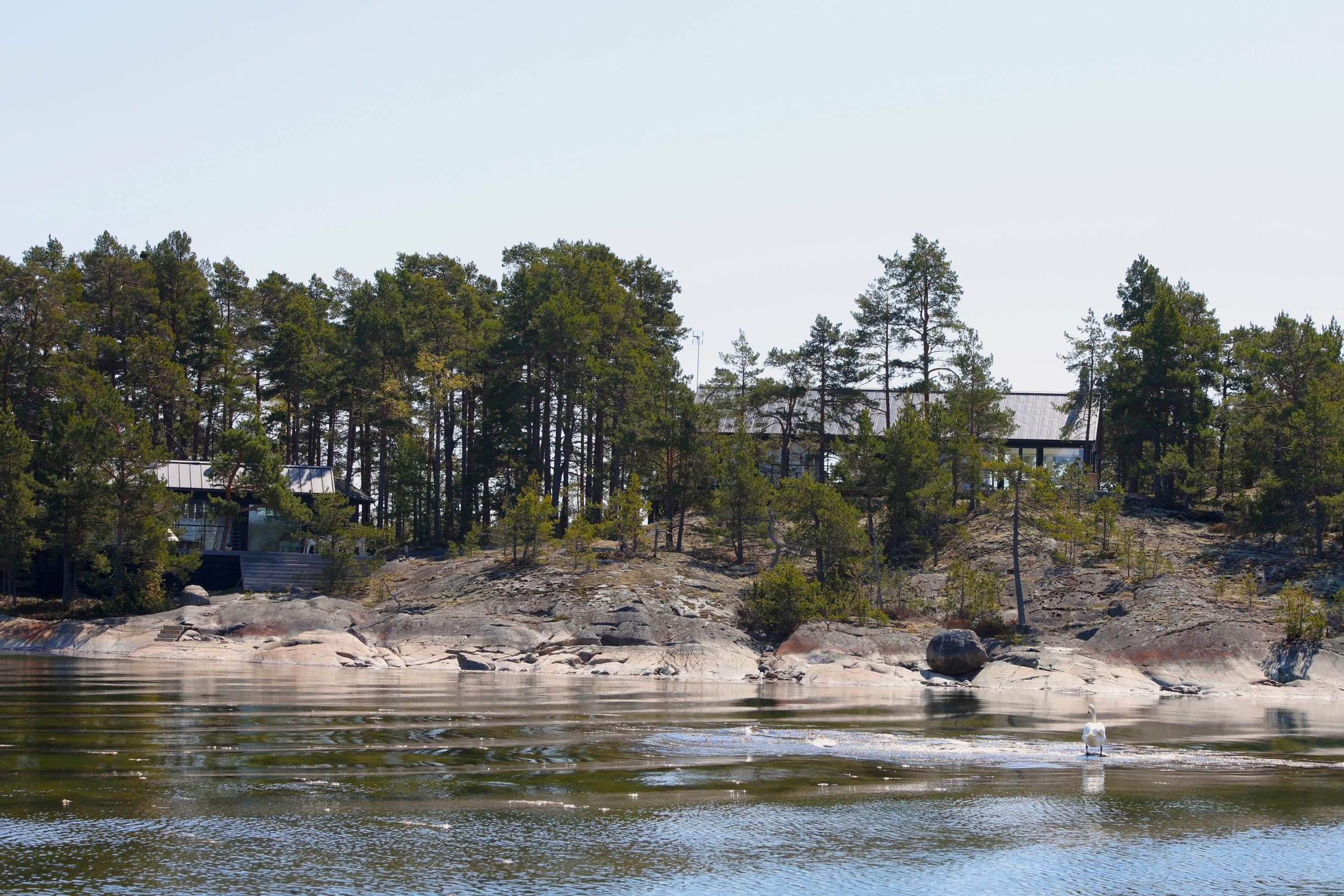 Jani Vahvasen mökki Kemiönsaaressa , edessä merta