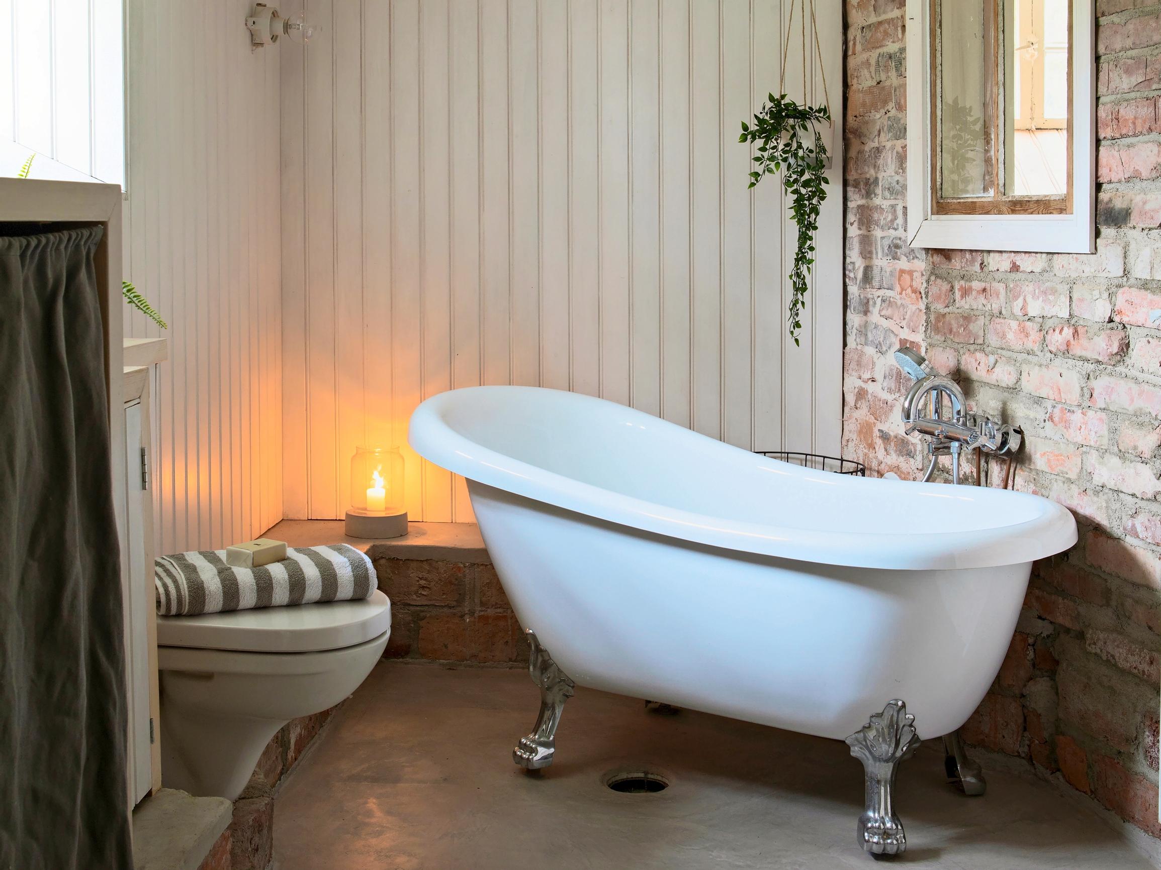 Löylyhuone kiven sisällä! 1930-luvun talon kellariin remontoitiin valoisa sauna ja kylpytila  