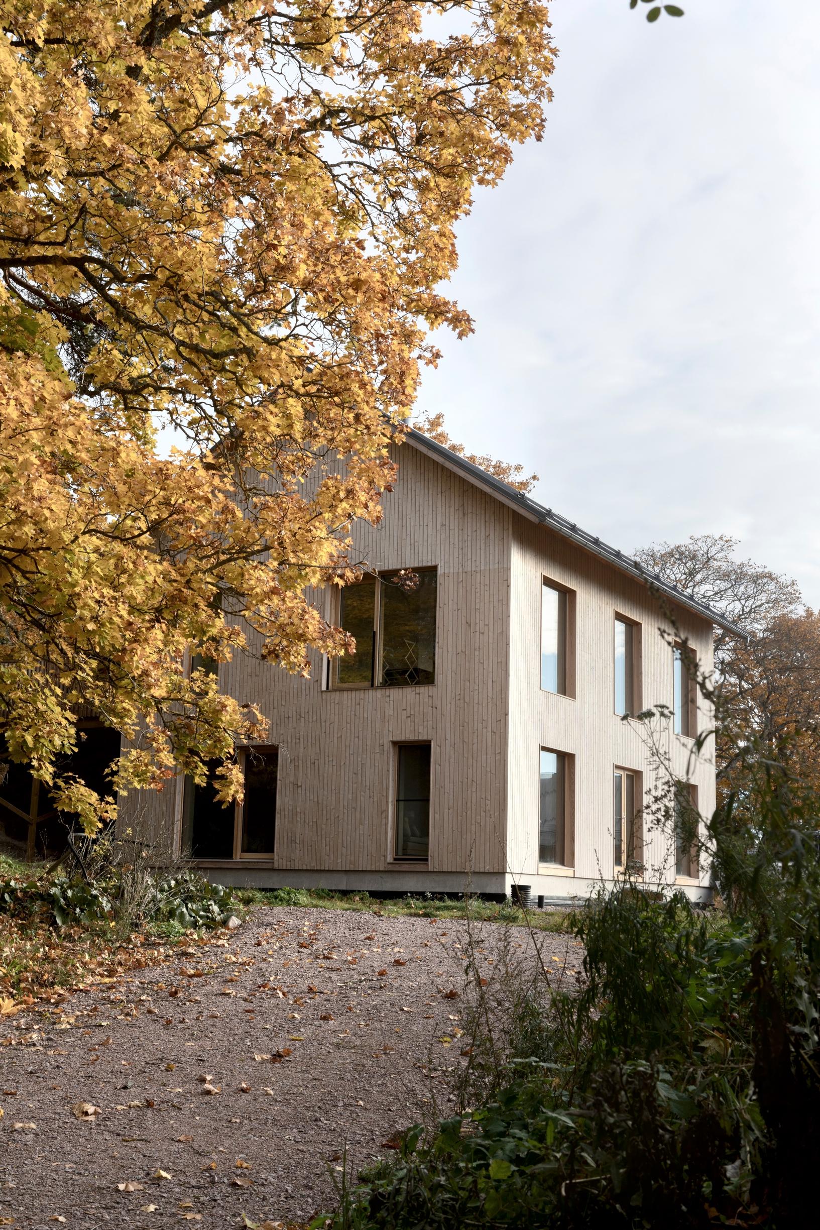 Villa Kopparin olkipaalirunkoa suojaa kuusilaudoitus