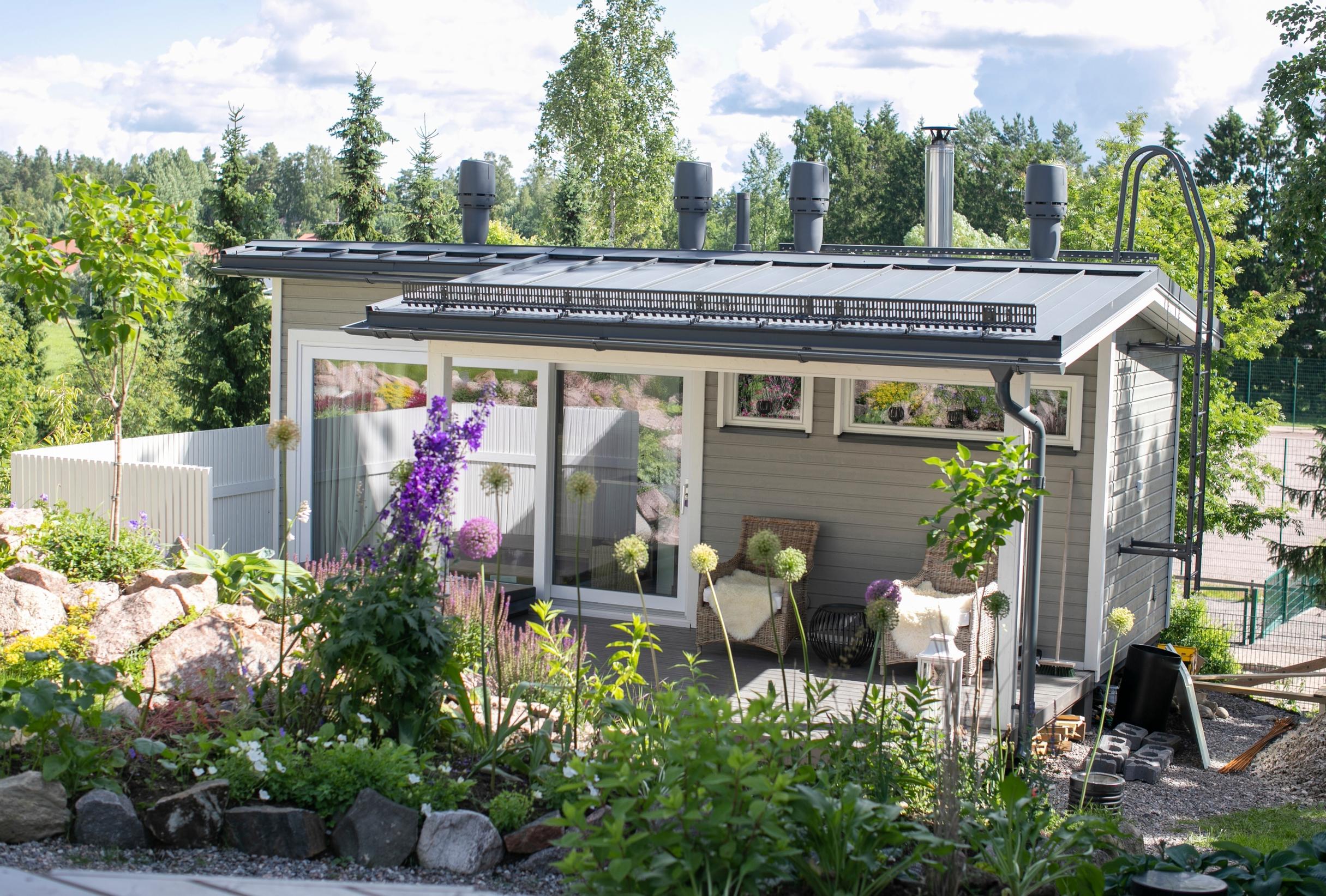 Suomen kaunein koti 2023 -voittajien pihasauna ja puutarhaa
