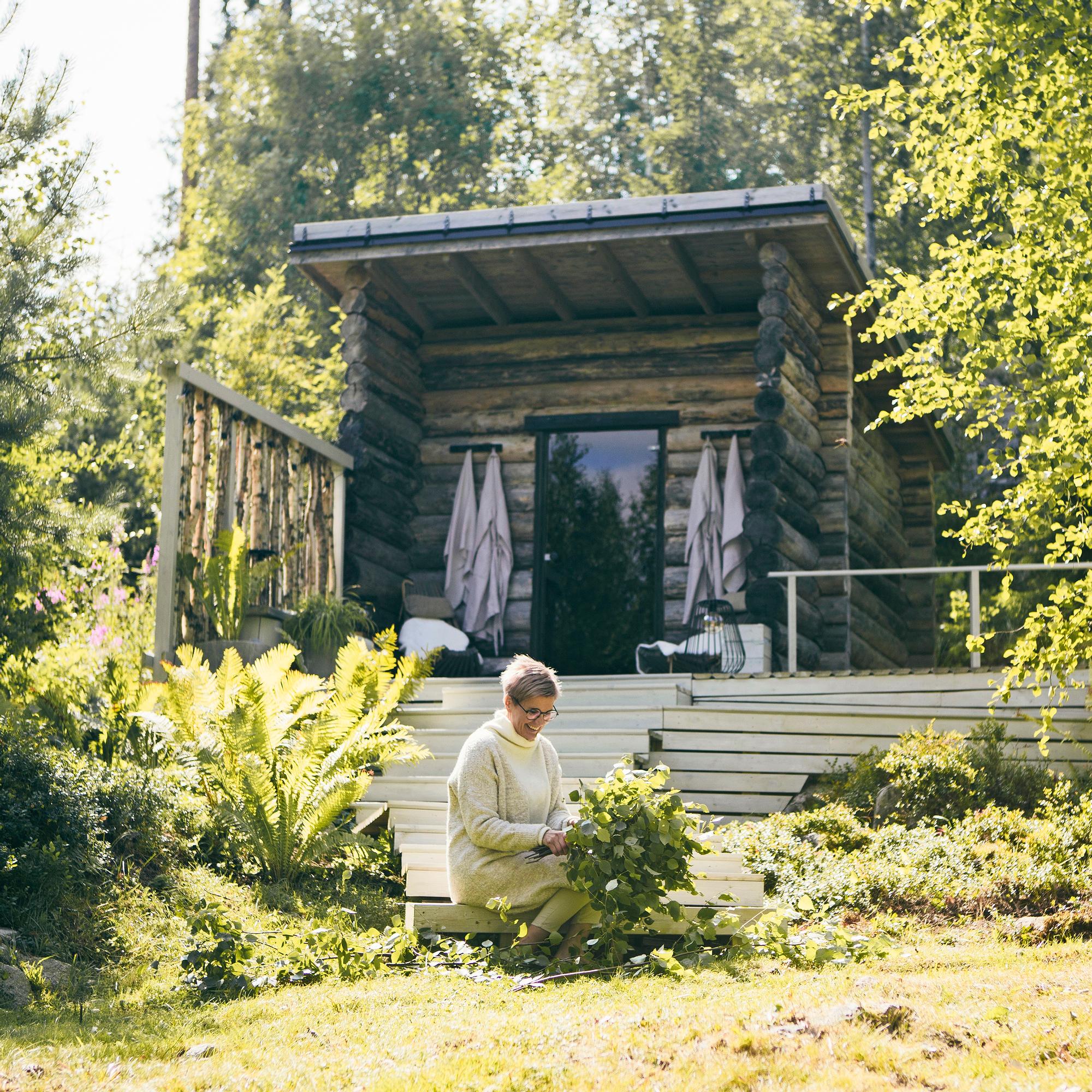 Pirjon hirsisaunassa ajantaju ja murheet katoavat – ”Hyvä sauna on kuin kohtu: turvallinen pesä irrallaan muusta maailmasta”