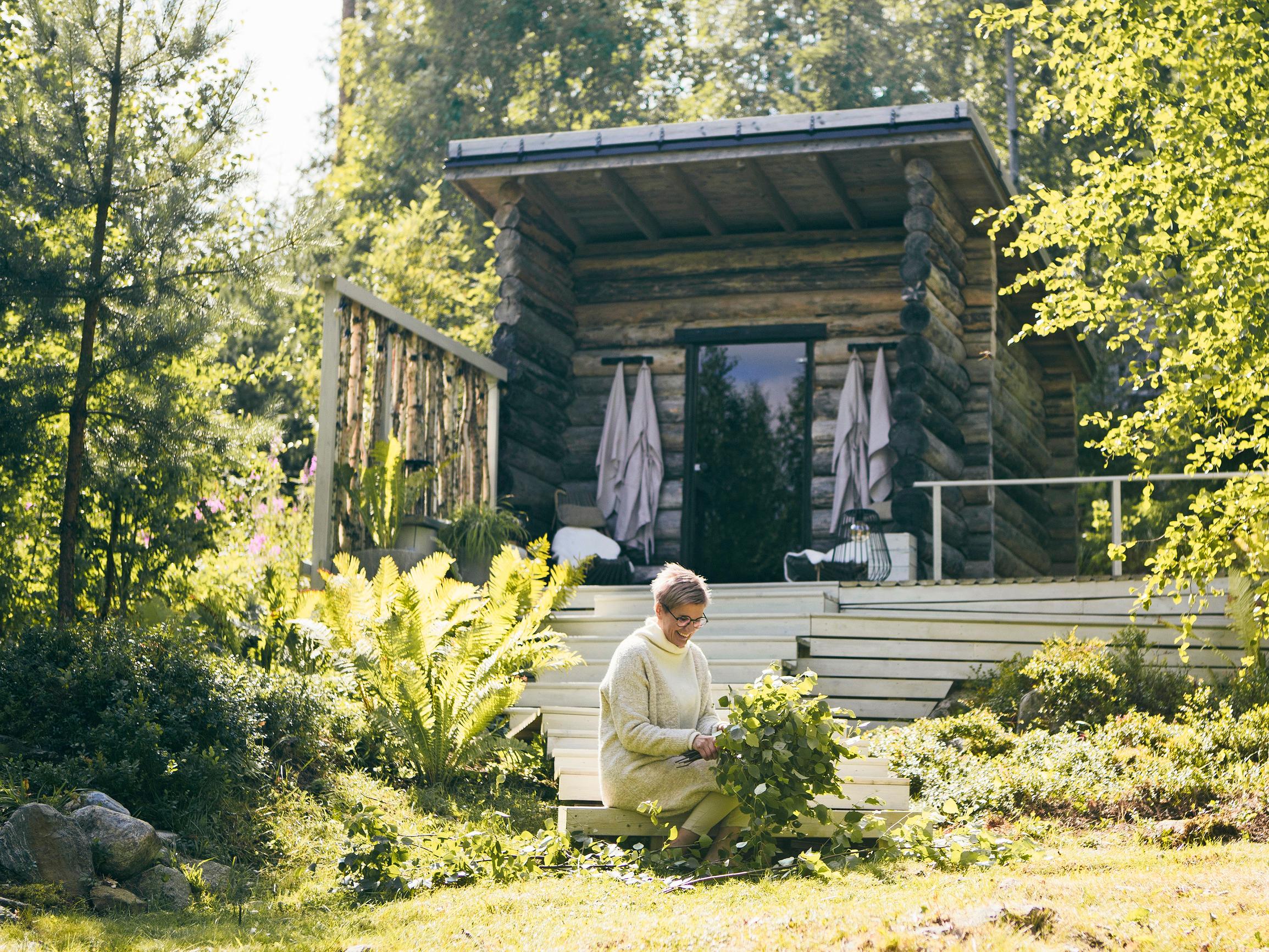 Pirjon hirsisaunassa ajantaju ja murheet katoavat – ”Hyvä sauna on kuin kohtu: turvallinen pesä irrallaan muusta maailmasta”