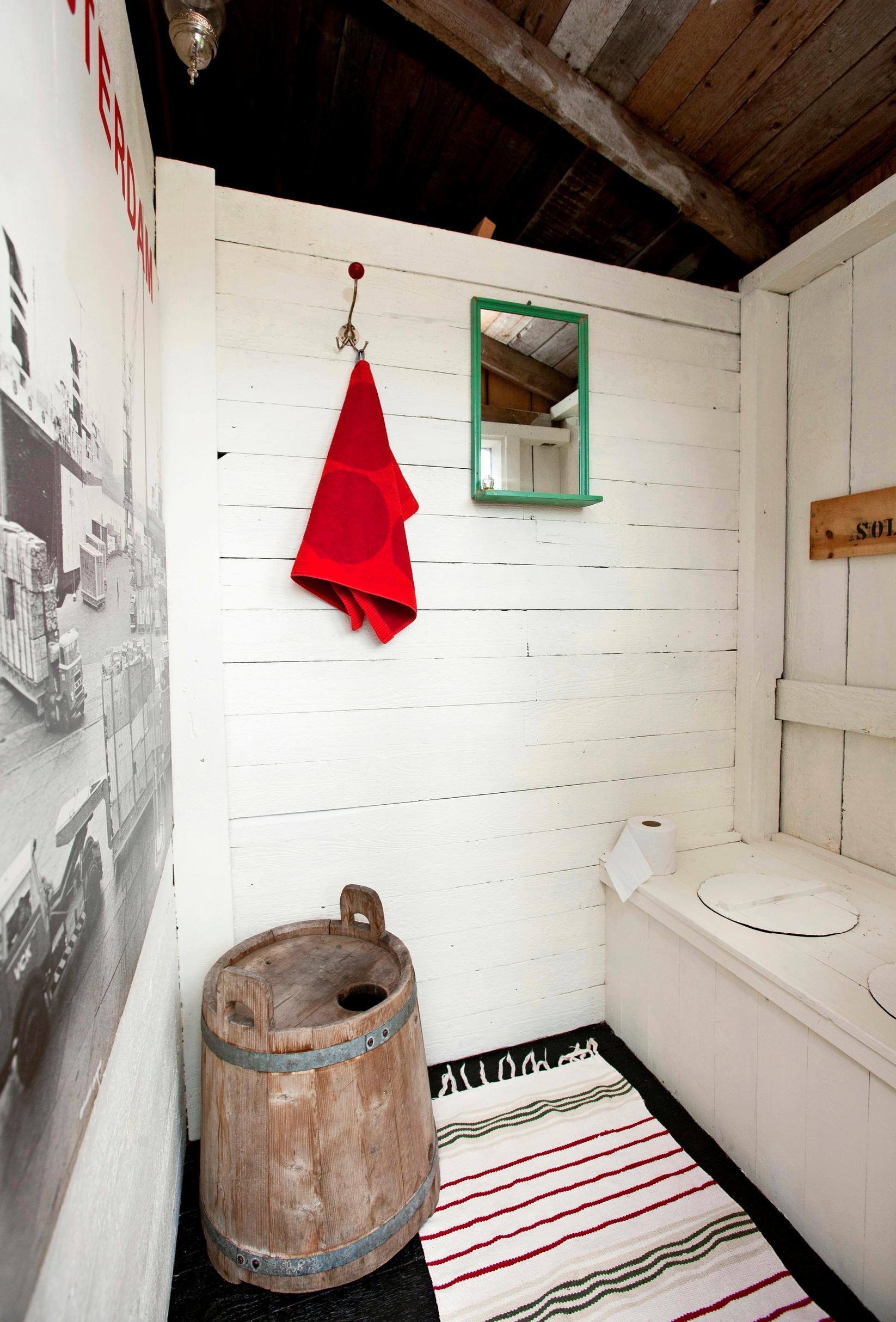 Maalaamalla uudistettu huussi