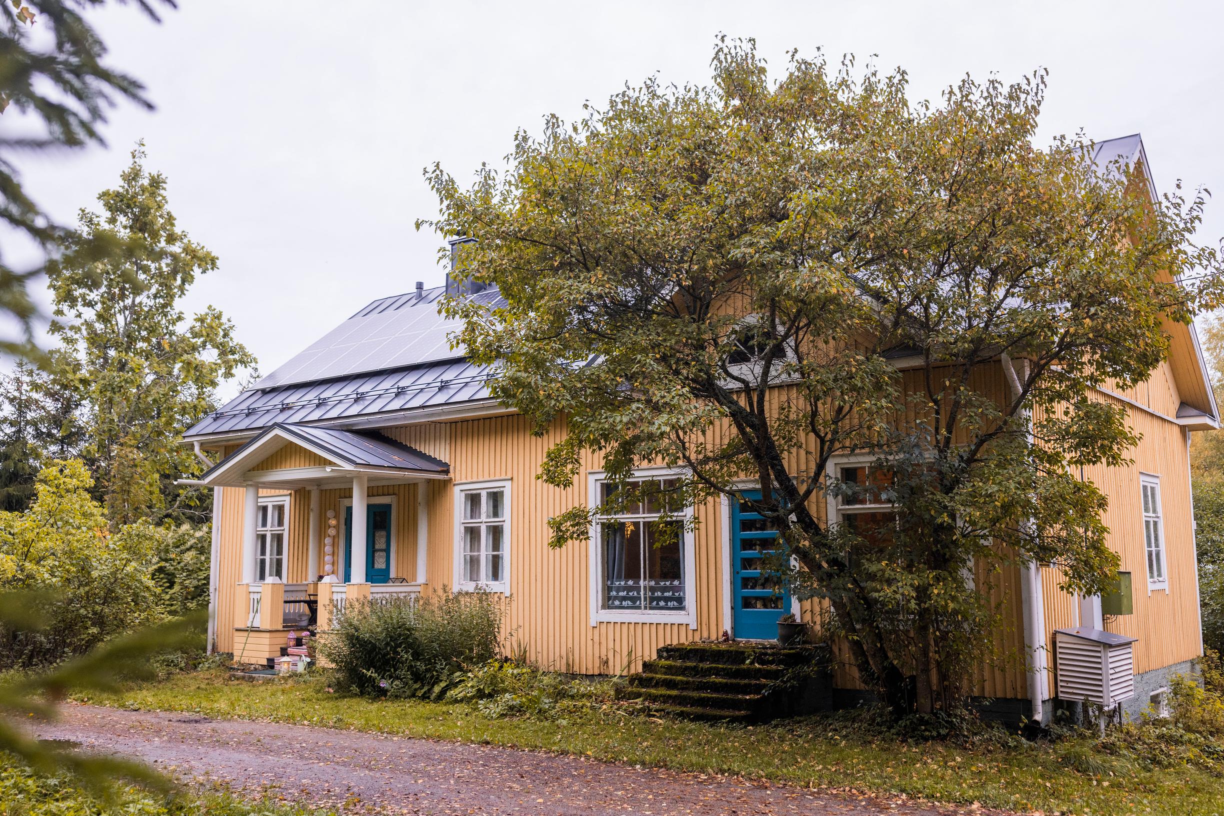 Keltainen puutalo, joka on vanha kauppa