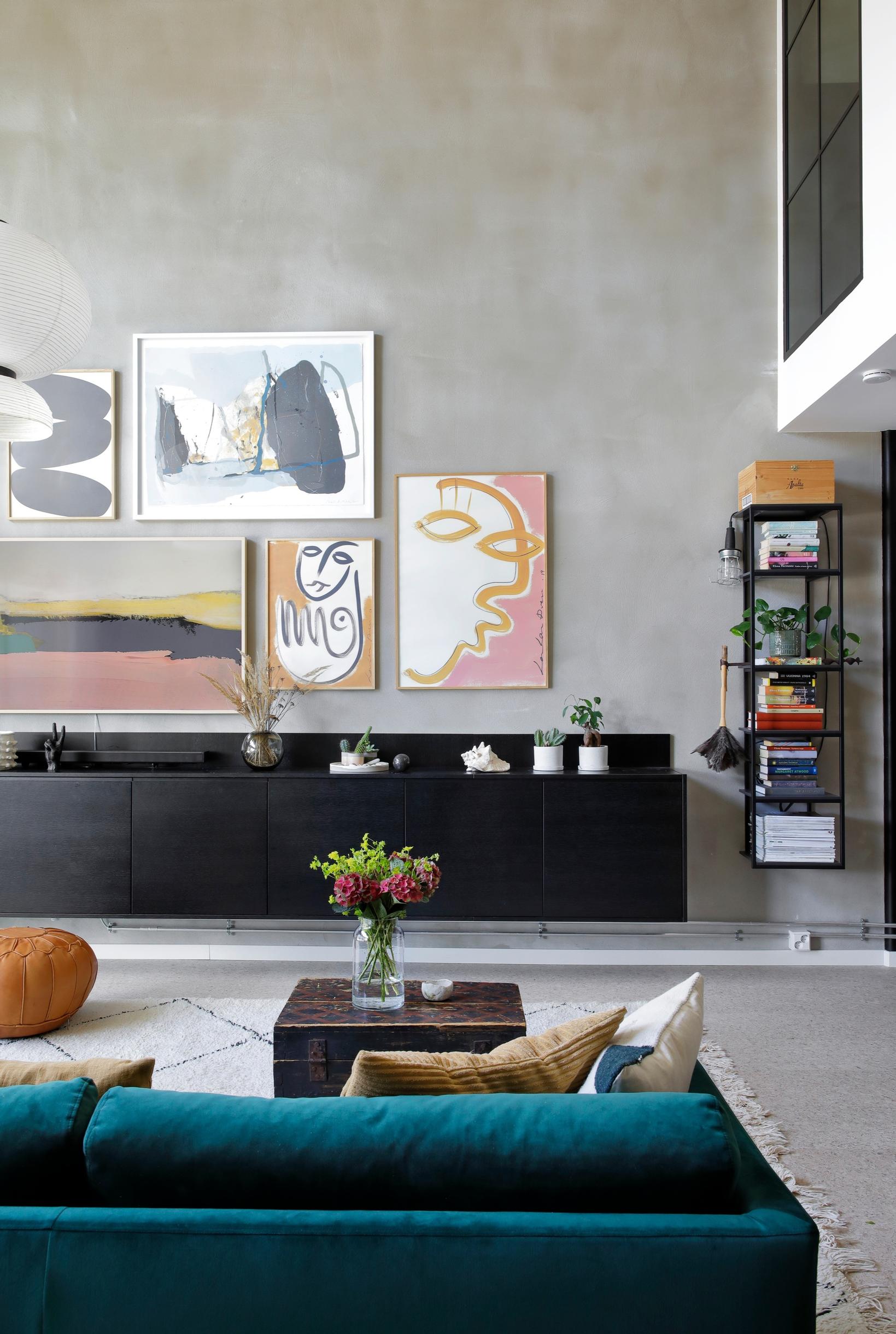Kruunuvuodenrannan loft-kodin olohuone
