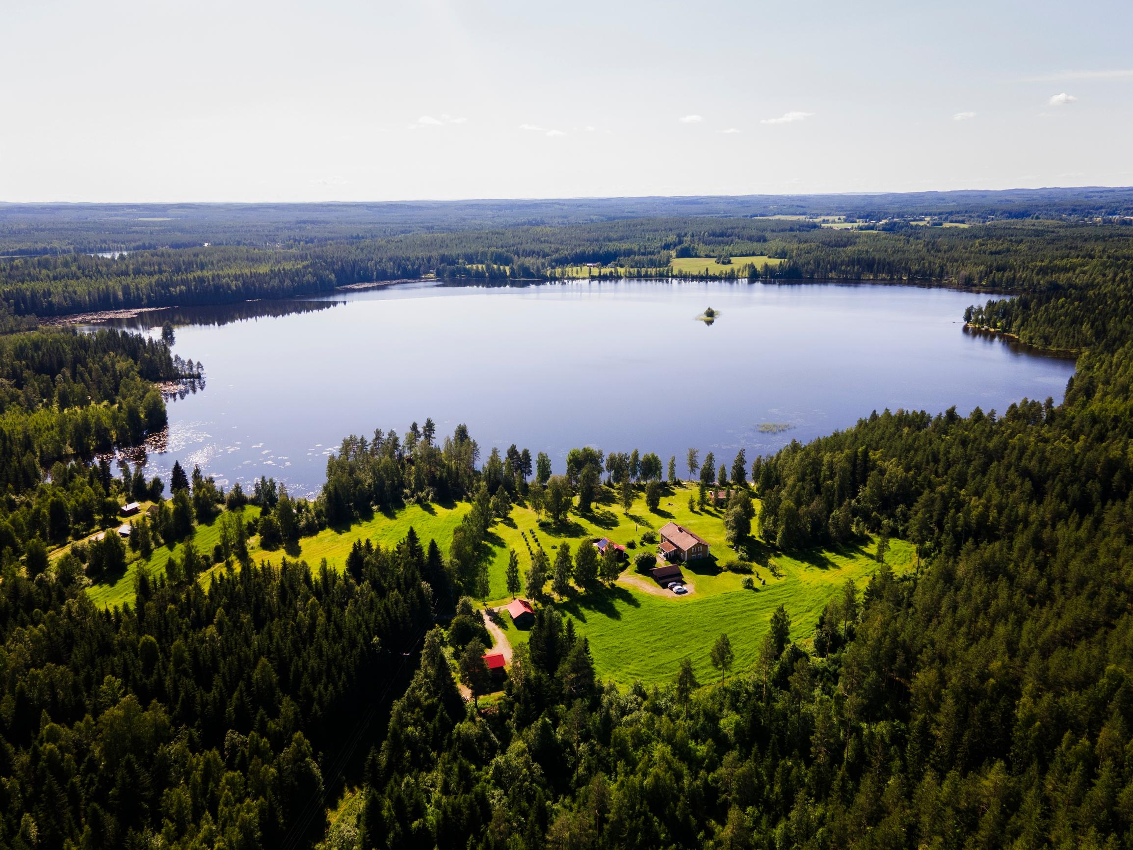 Lasse Lehtisen vapaa-ajankodin maisemaa yläilmoista