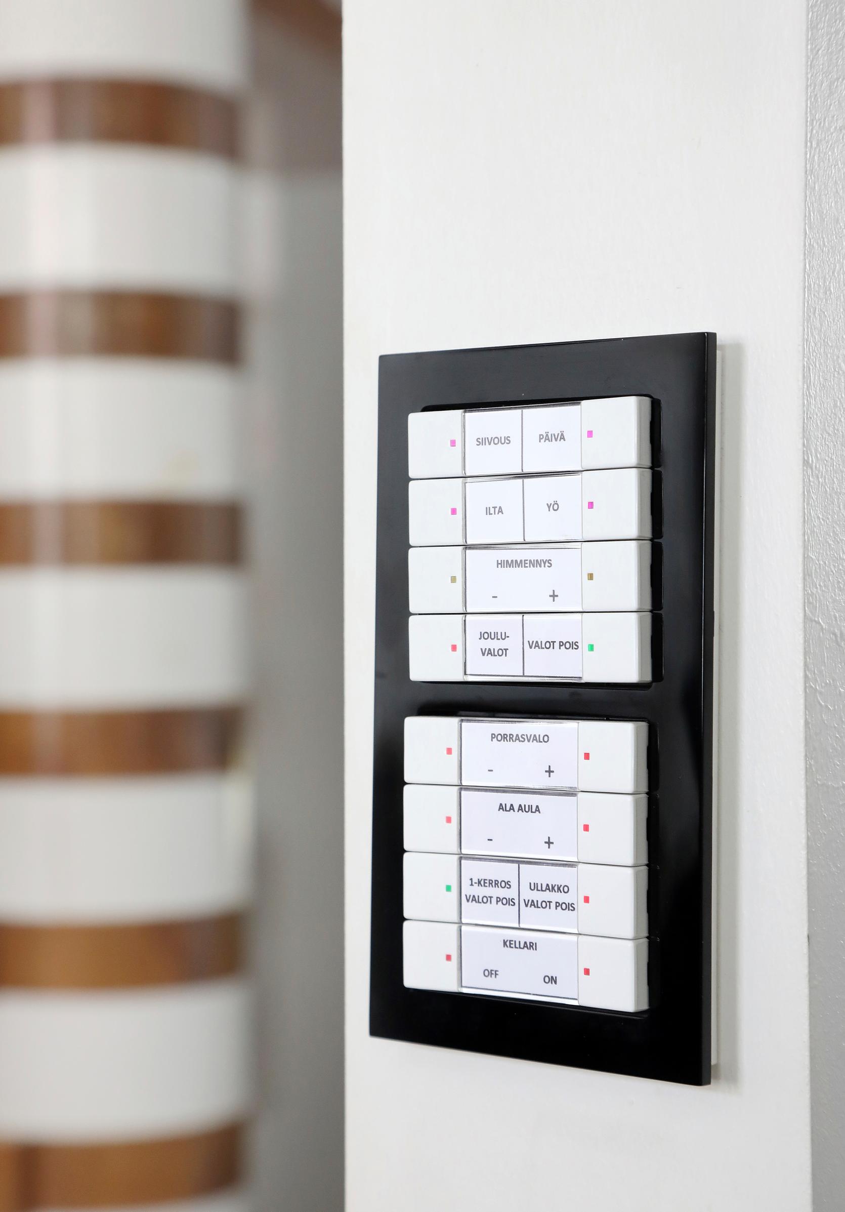 KNX-taloautomaatiojärjestelmän painikkeet Jennan ja Jaken asunnossa