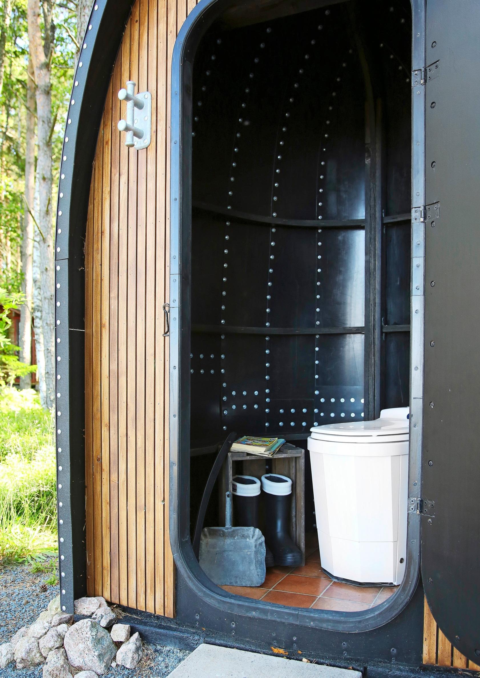 Veneen muotoinen huussi