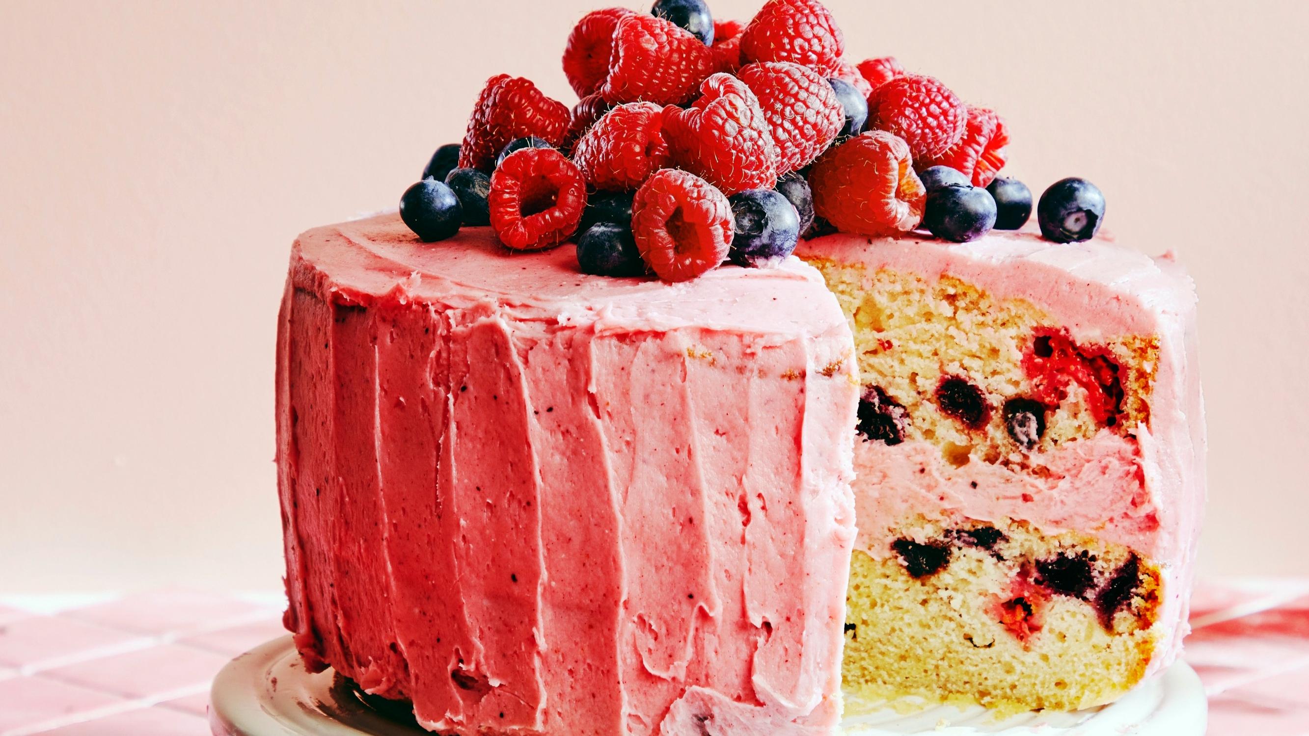 Marjakuningattaren kakku hurmaa herkkusuut! Mustikoita ja vadelmia sujahtaa sekä mehevään pohjaan, kreemiin että koristeeksi