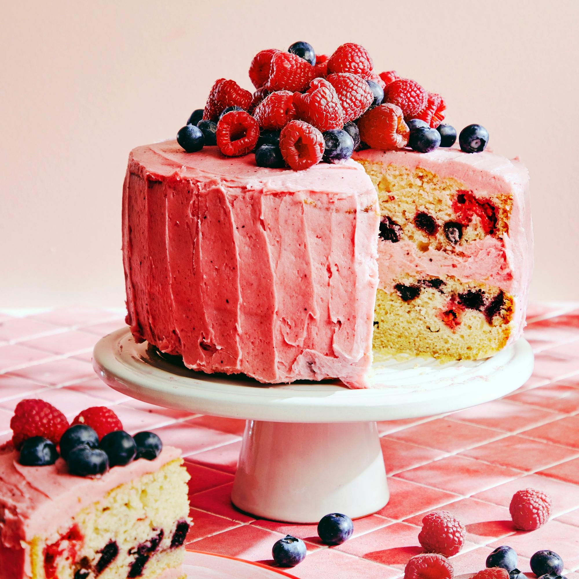 Marjakuningattaren kakku hurmaa herkkusuut! Mustikoita ja vadelmia sujahtaa sekä mehevään pohjaan, kreemiin että koristeeksi