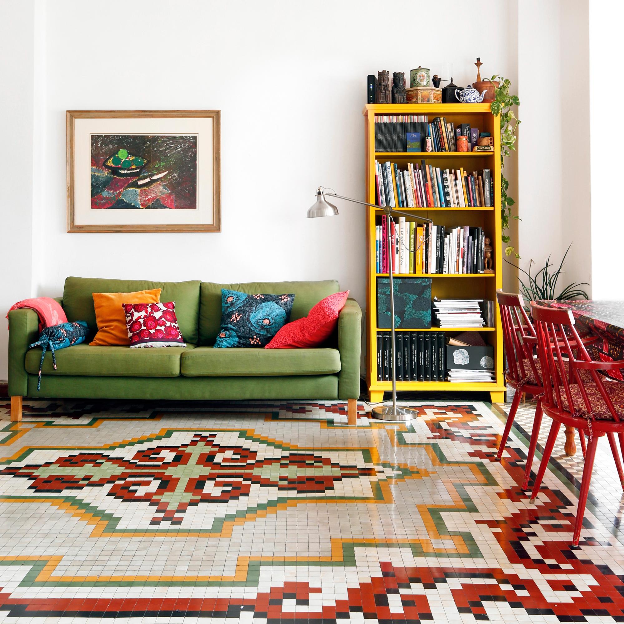 Riemukas tilkkutäkki! Eveliinan ja Pablon Espanjan-vuokrakodissa tunnelma on kuin basaarissa – ”Meille sopii eriparityyli”