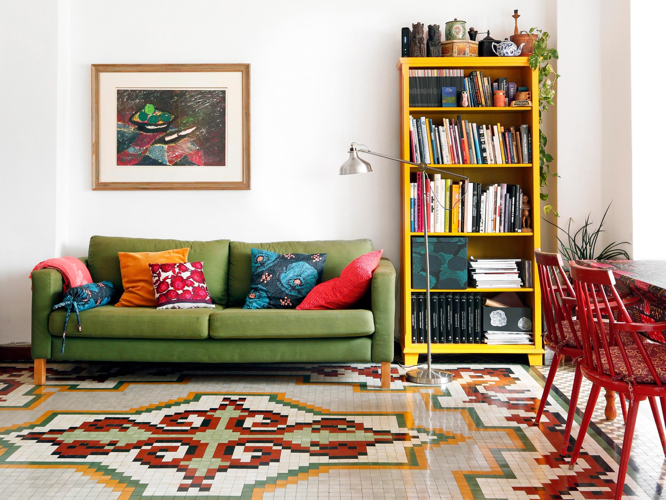 Riemukas tilkkutäkki! Eveliinan ja Pablon Espanjan-vuokrakodissa tunnelma on kuin basaarissa – ”Meille sopii eriparityyli”