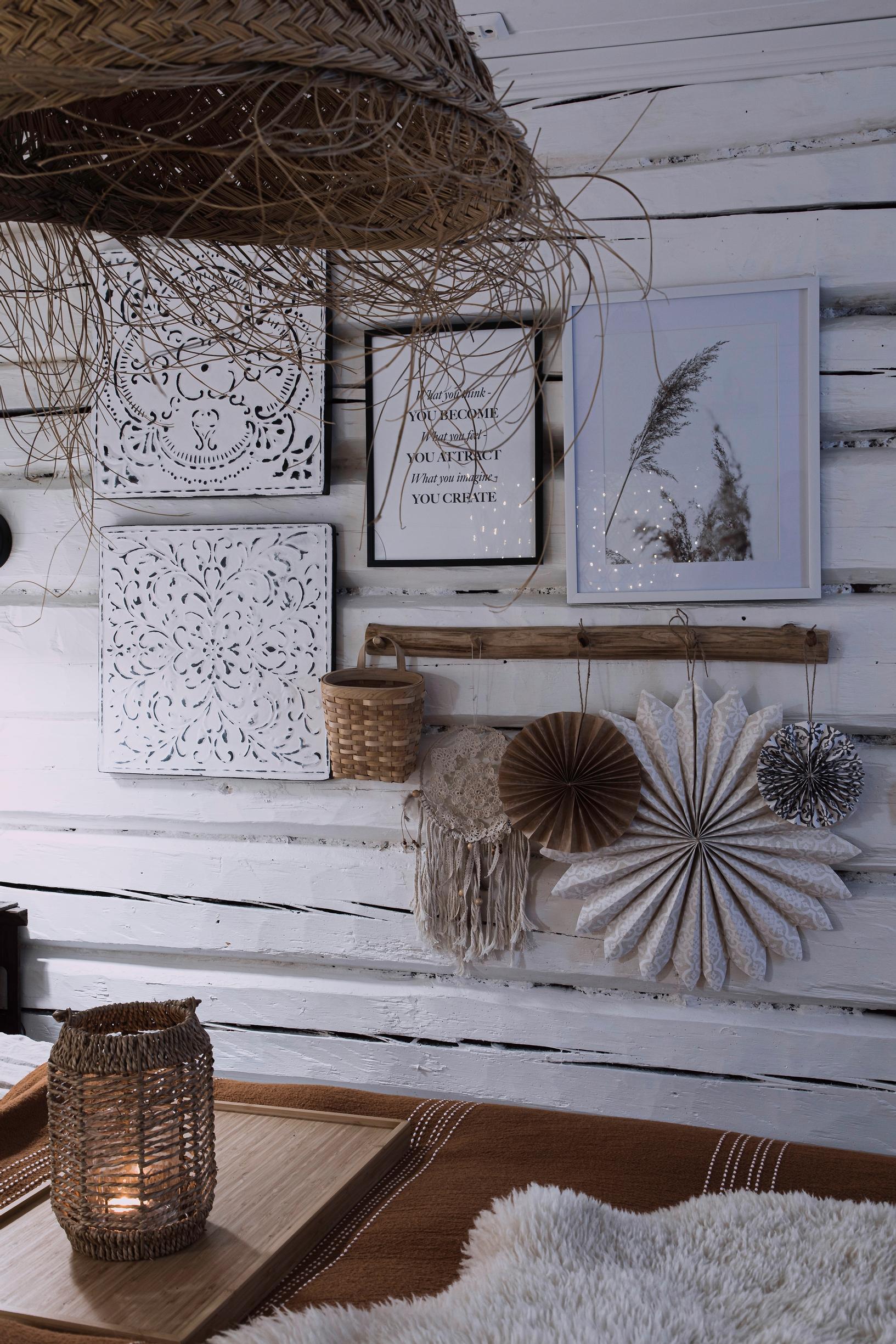 Tauluasetelma ja paperitähtiä 