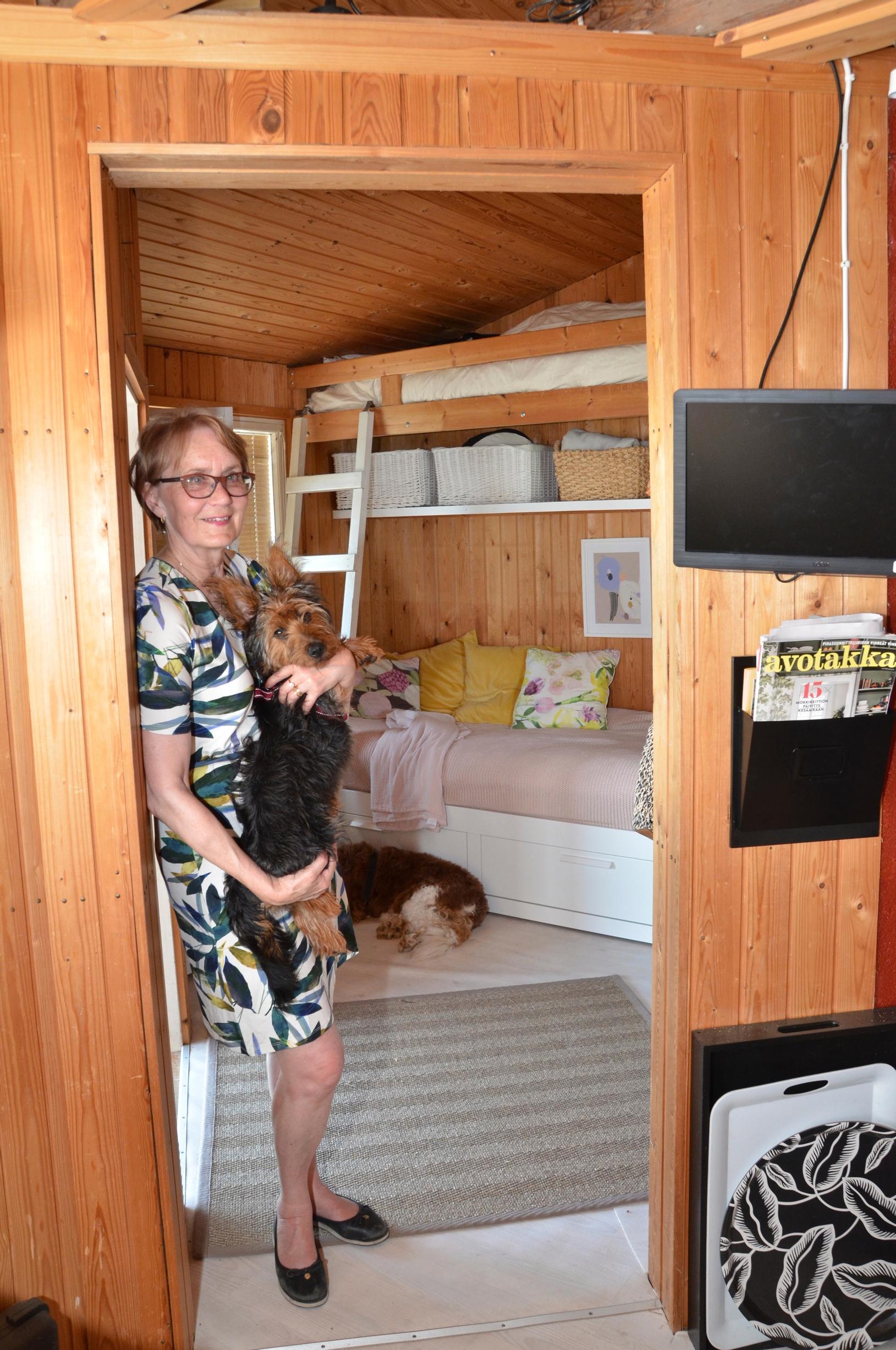 nainen mökillä koira sylissä