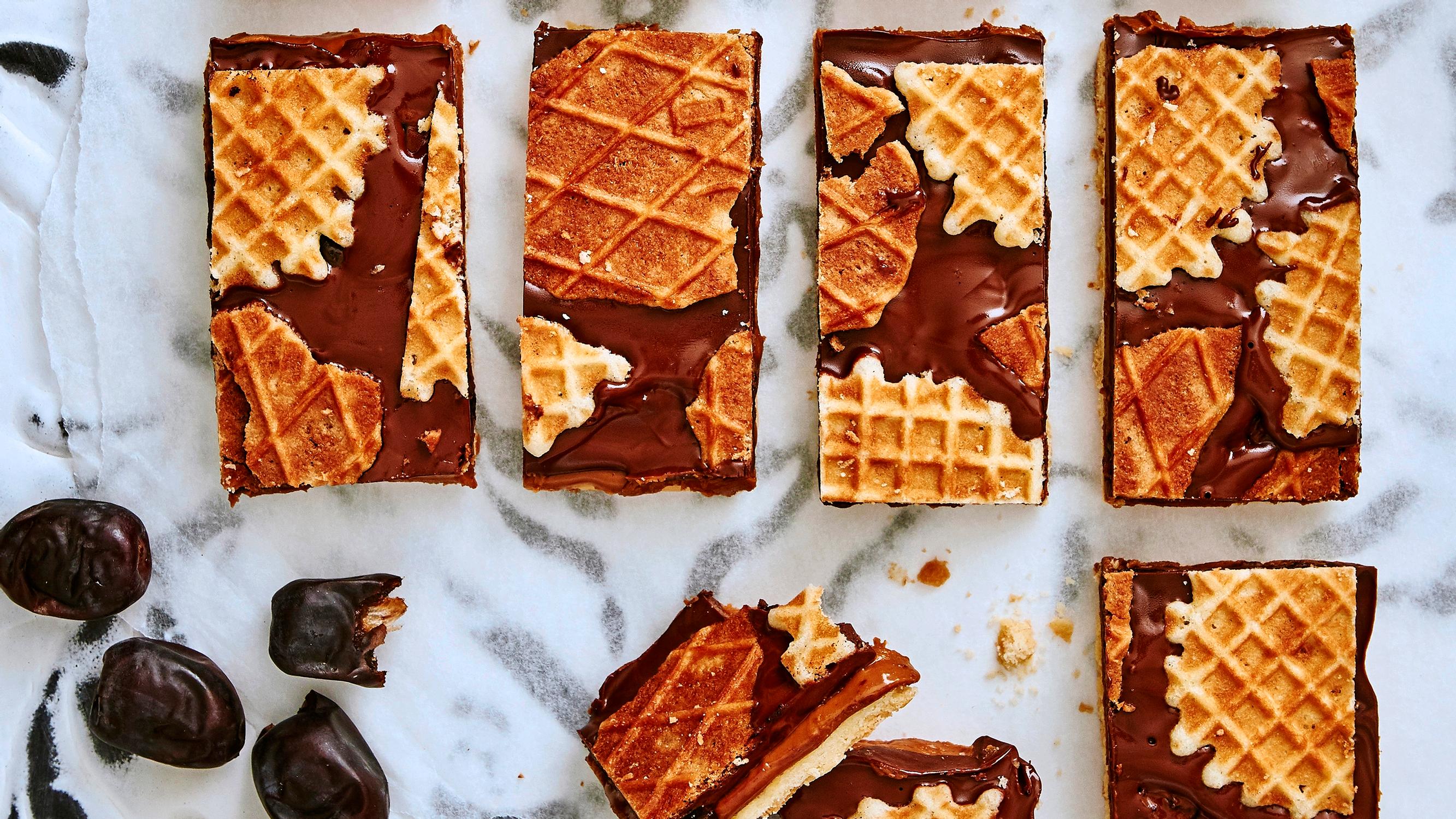 Taateli-miljonäärikekseissä on rapea pohja, makeaa keksitahnaa, taateleita, ja täyteläistä suklaata