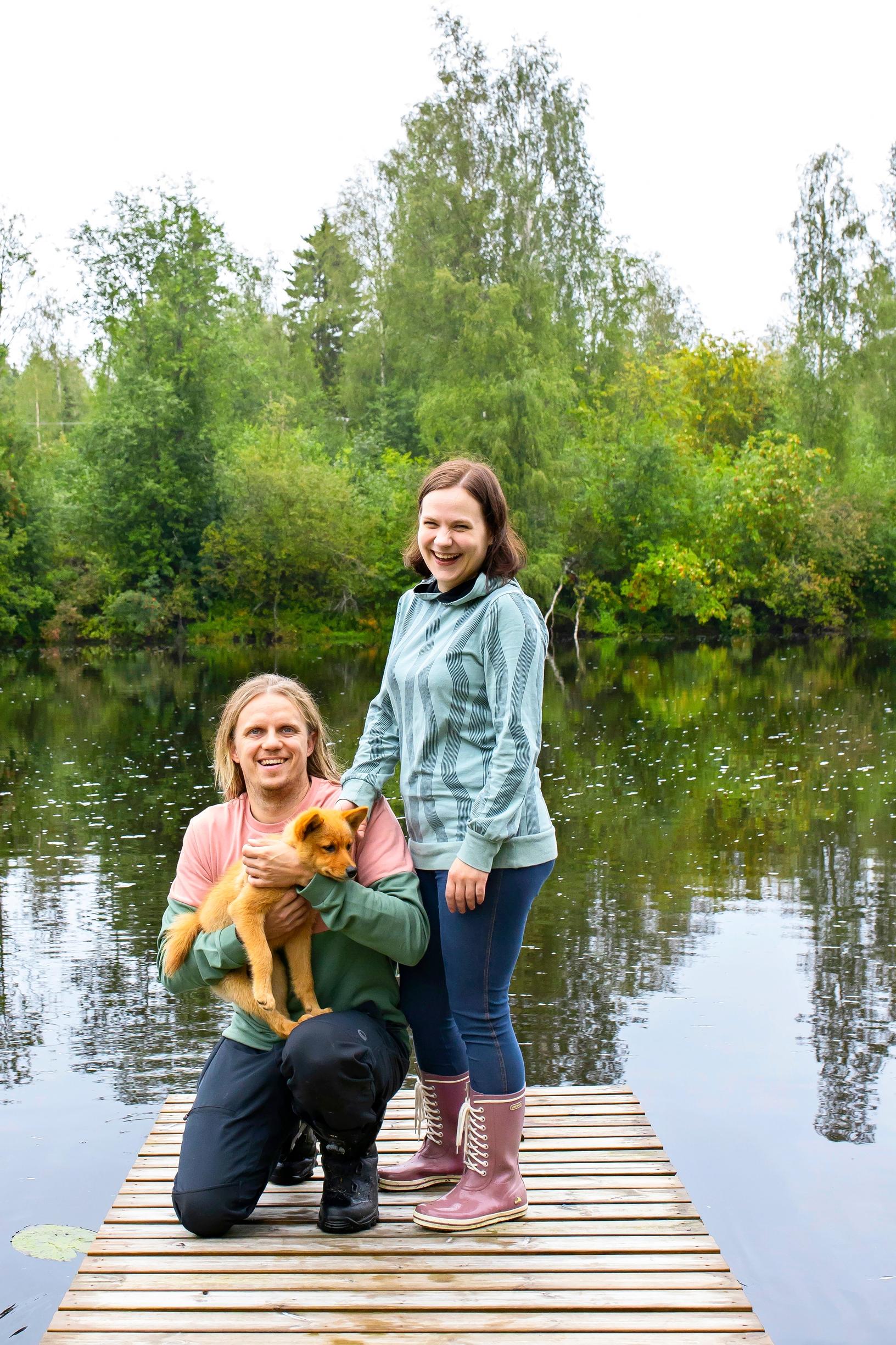 Perheenjäseniä laiturilla