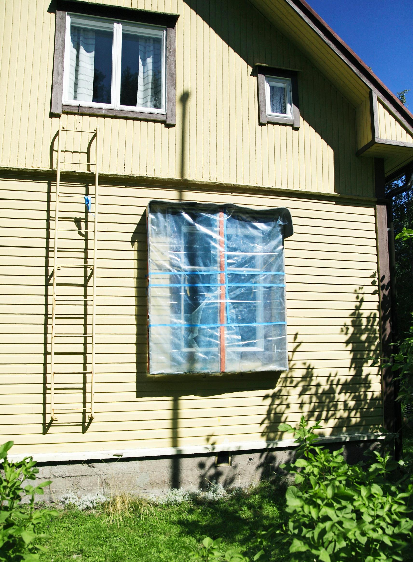 Ikkunan suojaus talon ulkopuolelta