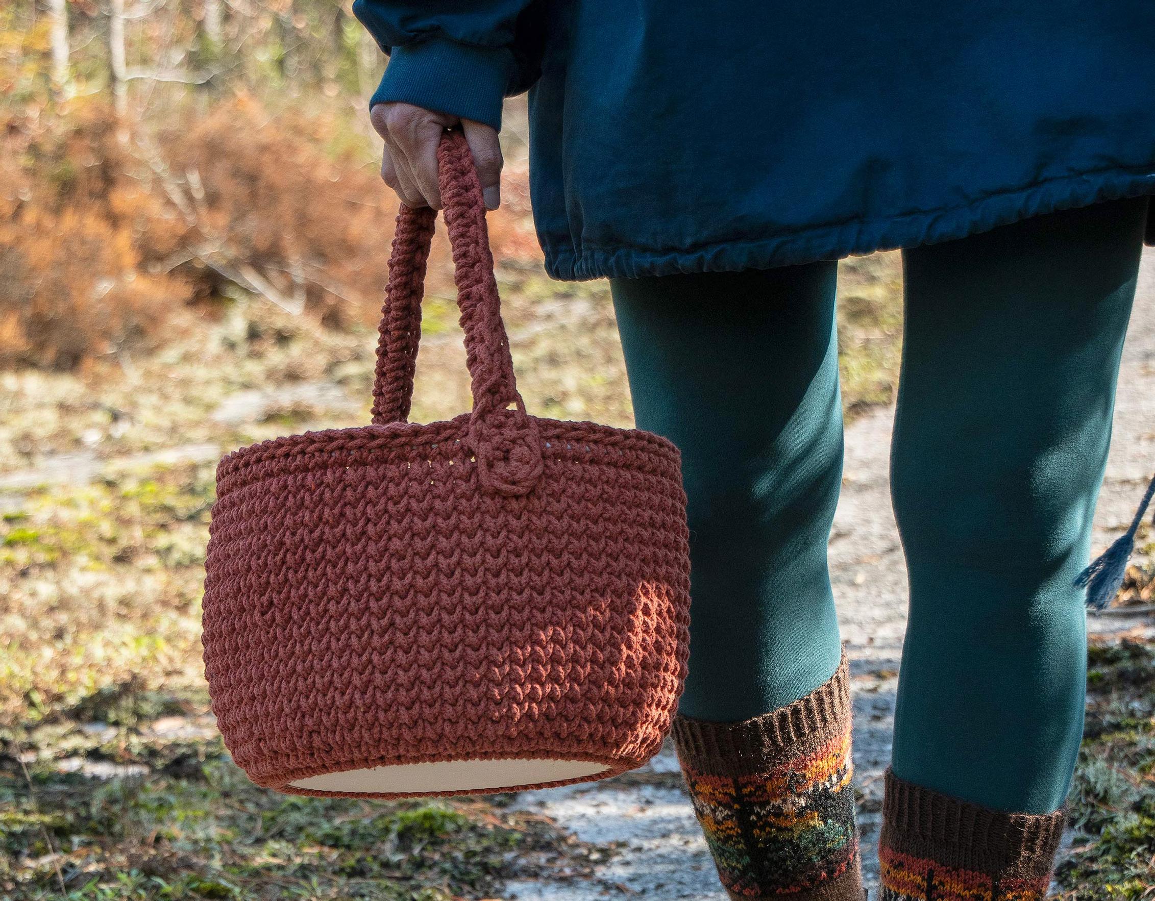 Virkattu retkikori kulkee mukana kaikkialle – kori varustetaan jämäkällä kahvalla ja vaneripohjalla