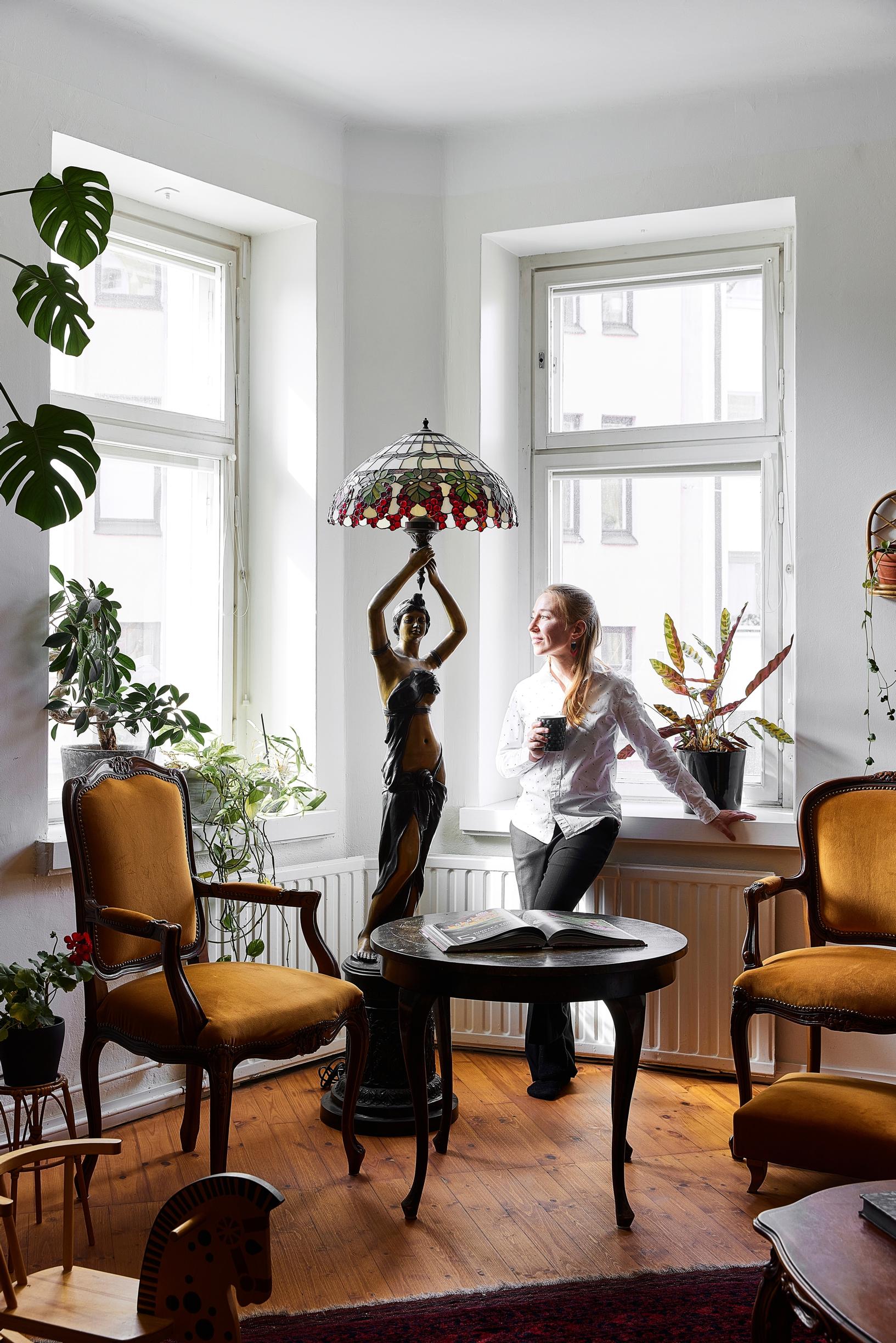 Art nouveau -jalkavalaisin ikkunanurkassa.