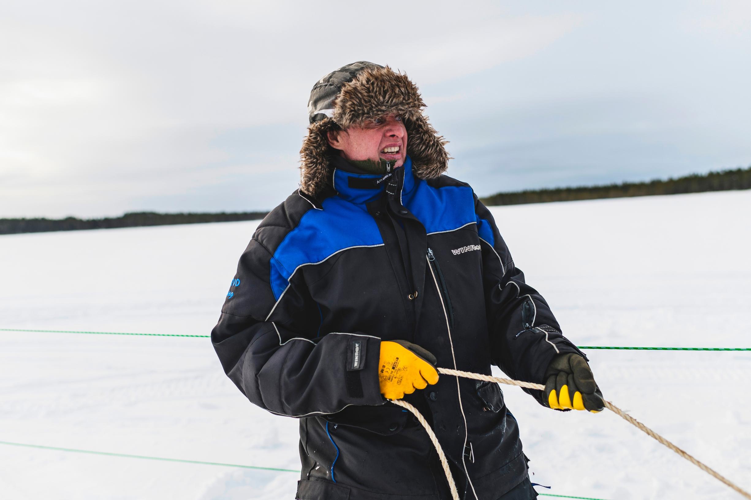 Kalastaja vetää nuottaa