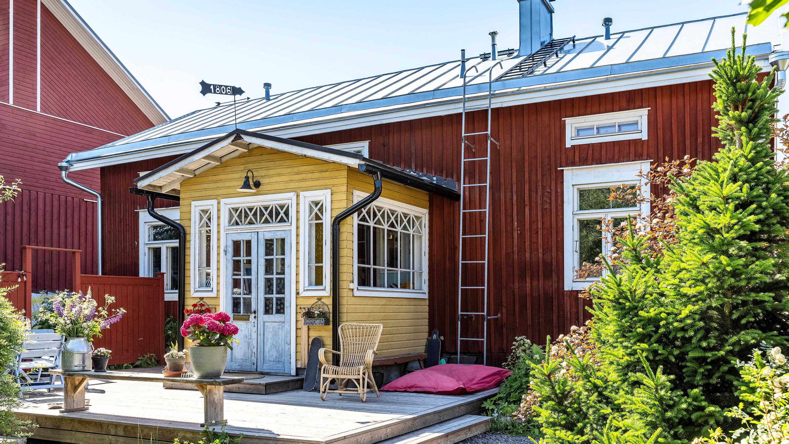 Värikkäitä tapetteja, kummitteleva leski ja puuhellasta löydetty korukätkö – 200-vuotias Gretan talo houkuttaa turisteja kurkkimaan sisään Kokkolan puutalokorttelissa