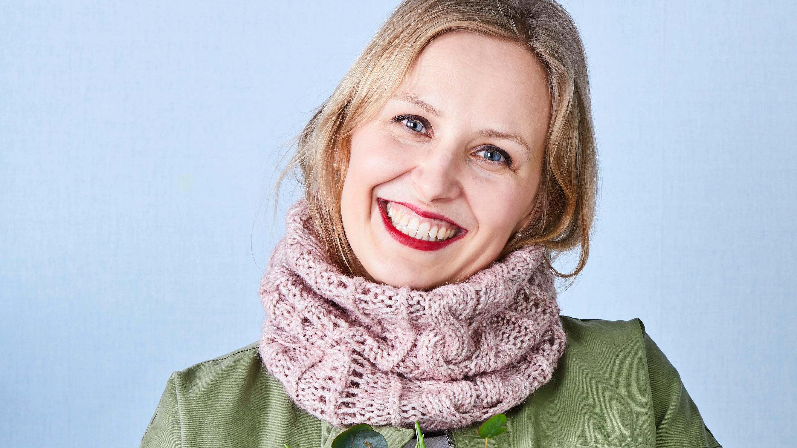 Palmikoiden ja pitsineuleen lumoa! Neulo hempeä tuubikauluri Niina Laitisen ohjeella 