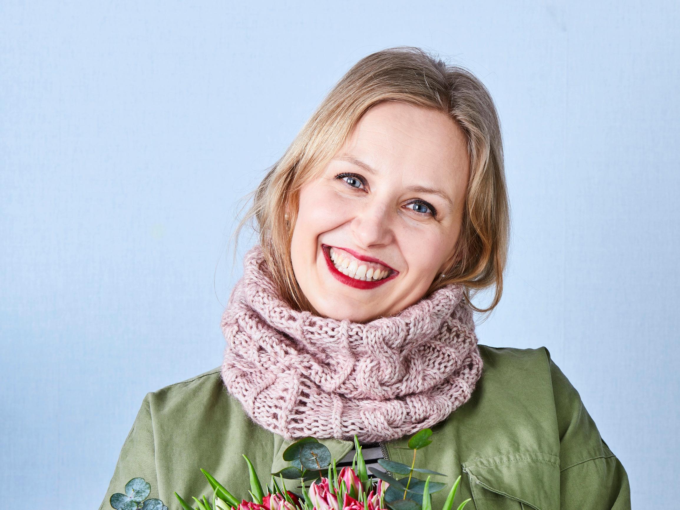 Palmikoiden ja pitsineuleen lumoa! Neulo hempeä tuubikauluri Niina Laitisen ohjeella 