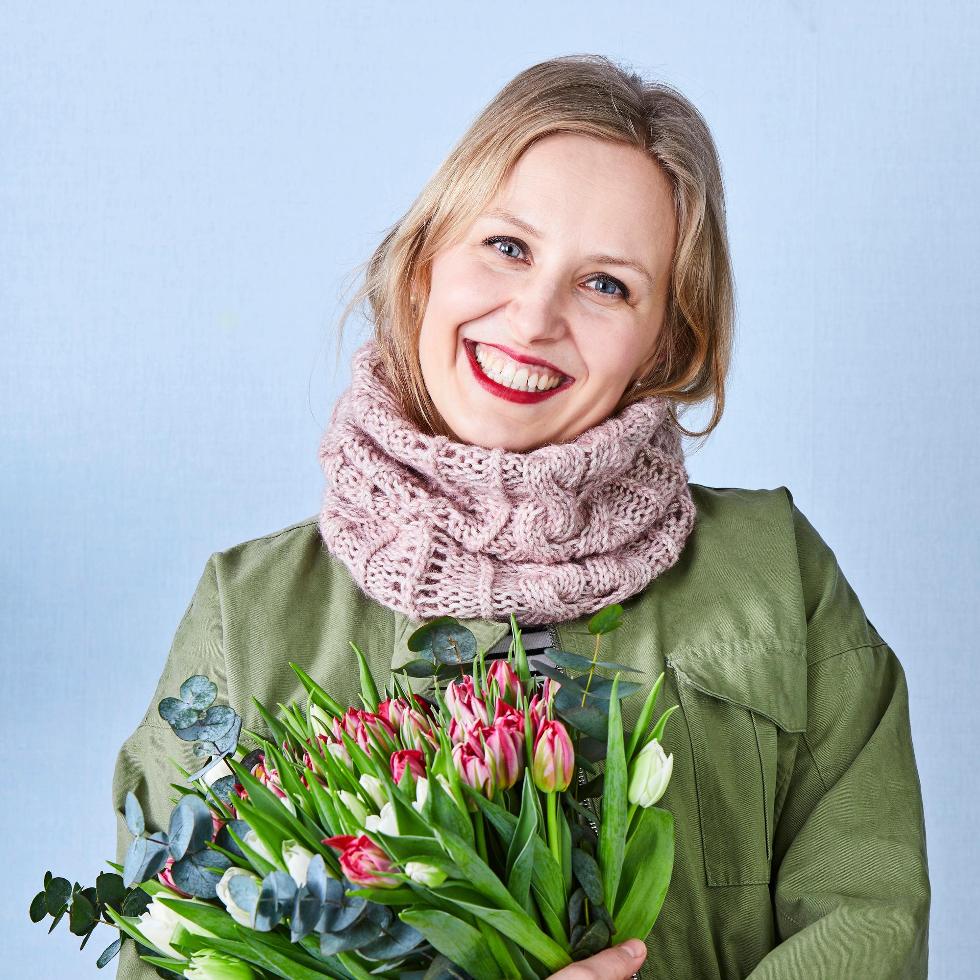 Palmikoiden ja pitsineuleen lumoa! Neulo hempeä tuubikauluri Niina Laitisen ohjeella 