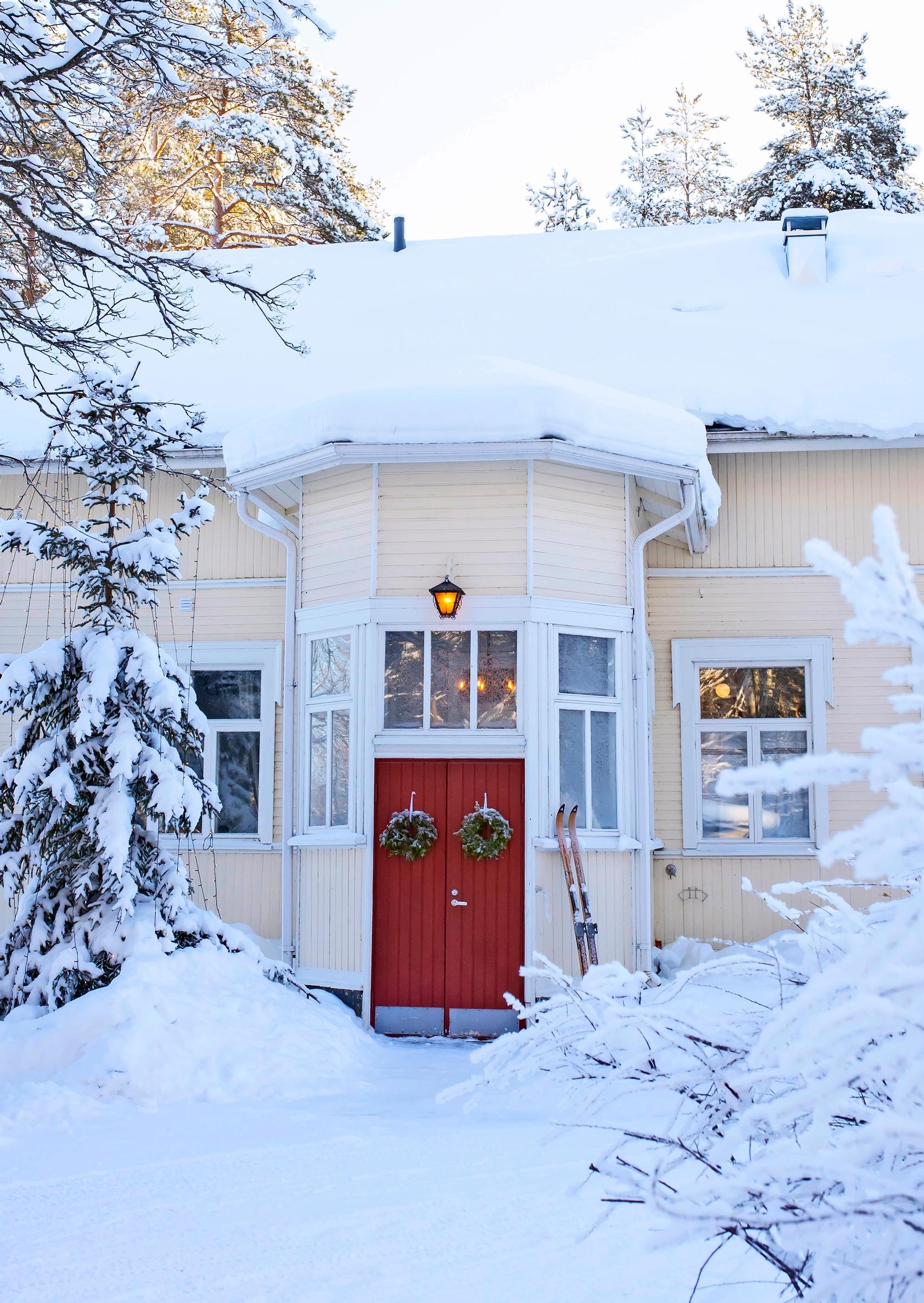 Vanhan pappilan ulko-oveen on ripustettu kaksi havukranssia.