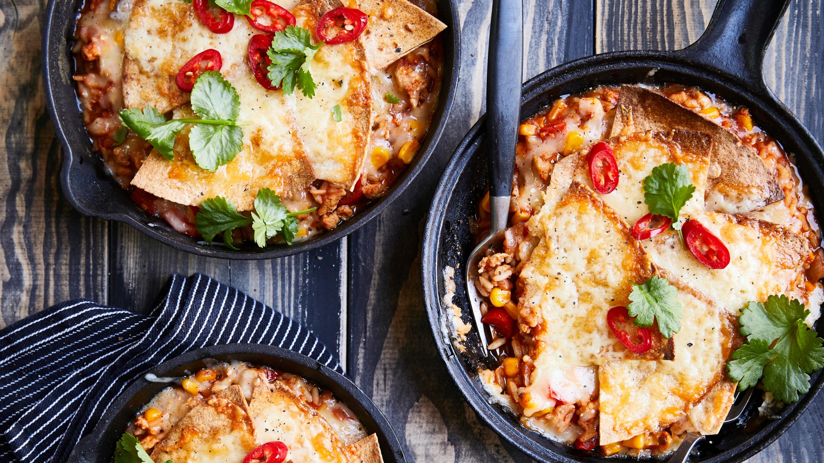 Tacopannu nurinkurin! Tirisevä texmex-herkku kuorrutetaan koukuttavan rapeaksi tortillalastuilla ja juustolla